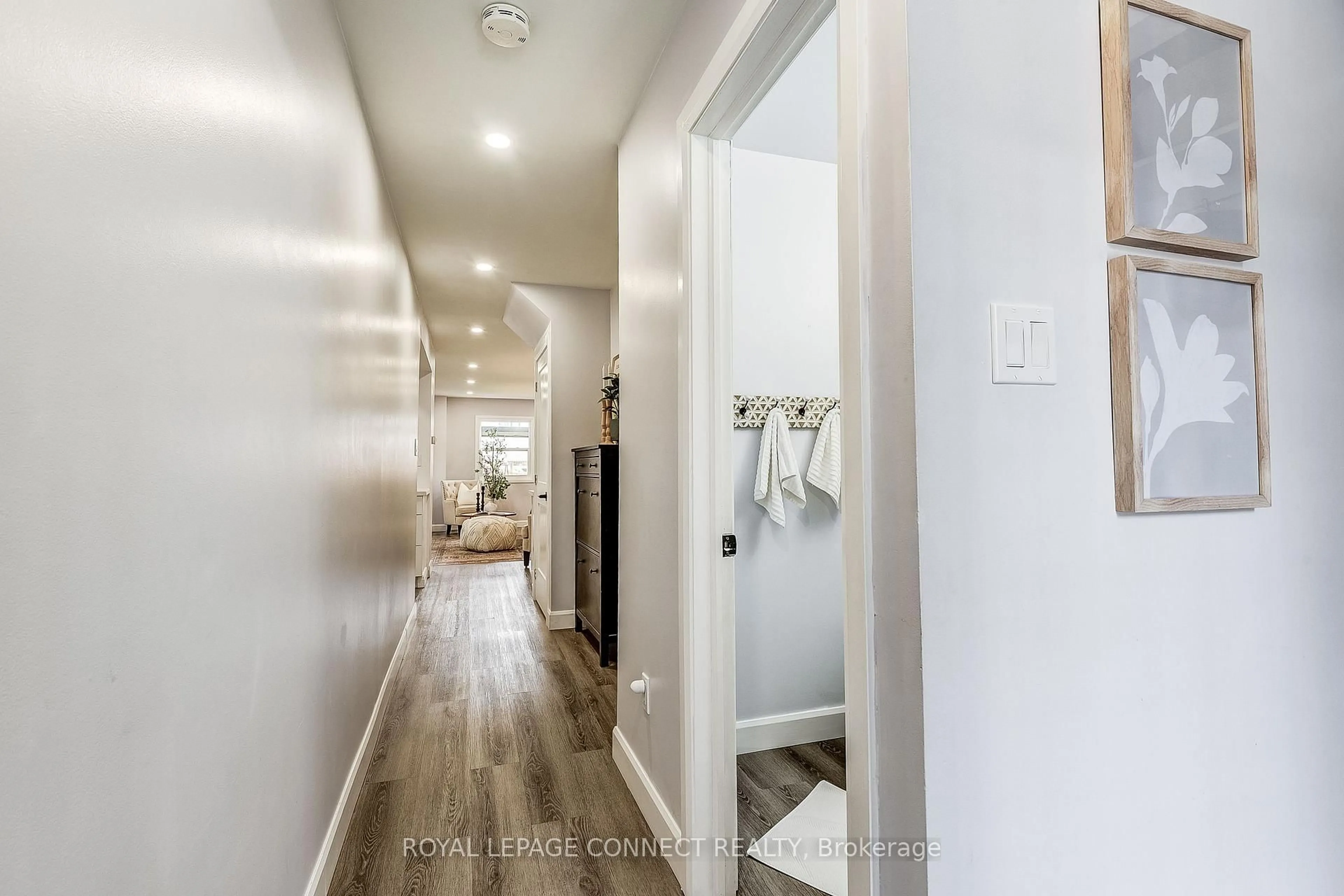 Indoor entryway for 33 Wallace Dr, Whitby Ontario L1N 9G9