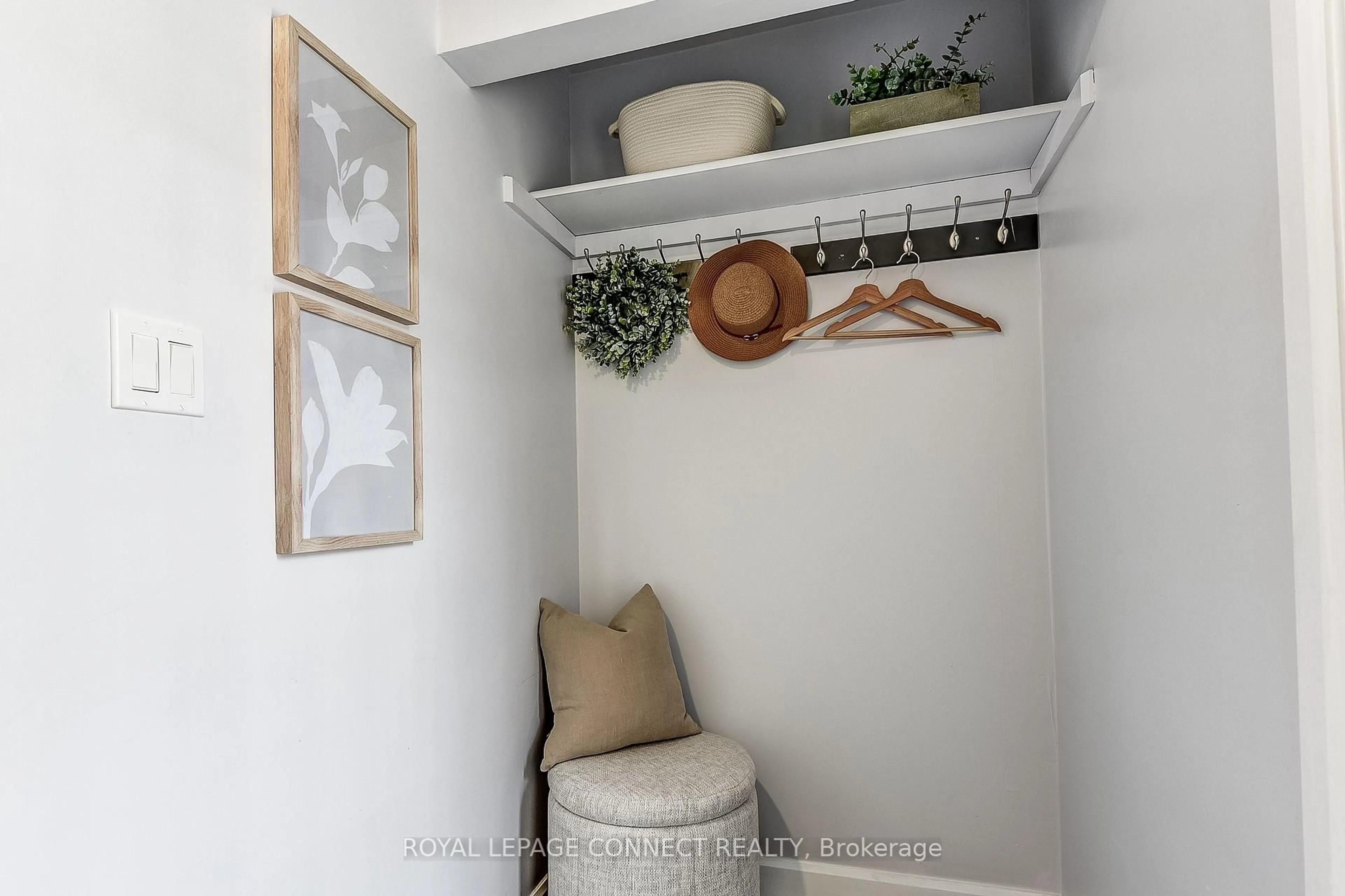 Indoor entryway for 33 Wallace Dr, Whitby Ontario L1N 9G9