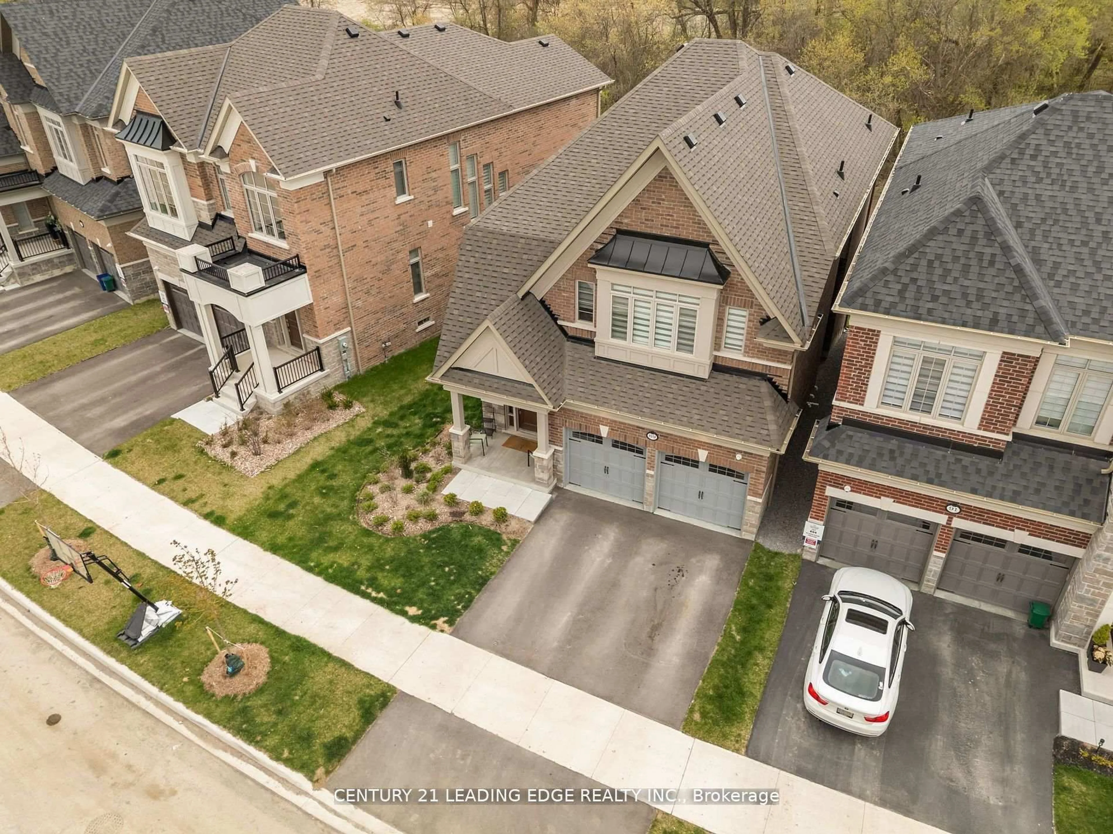 A pic from outside/outdoor area/front of a property/back of a property/a pic from drone, street for 89 Deer Ridge Cres, Whitby Ontario L1P 0T2