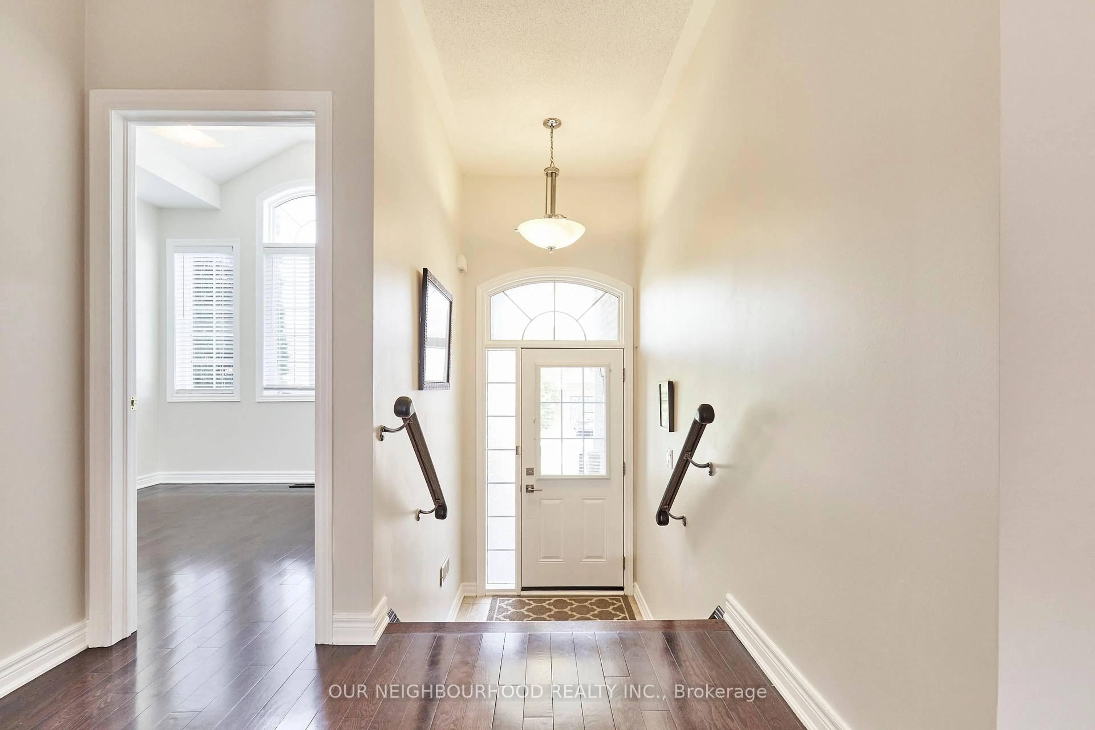Indoor entryway for 17 Sleepy Hollow Pl, Whitby Ontario L1R 0E4