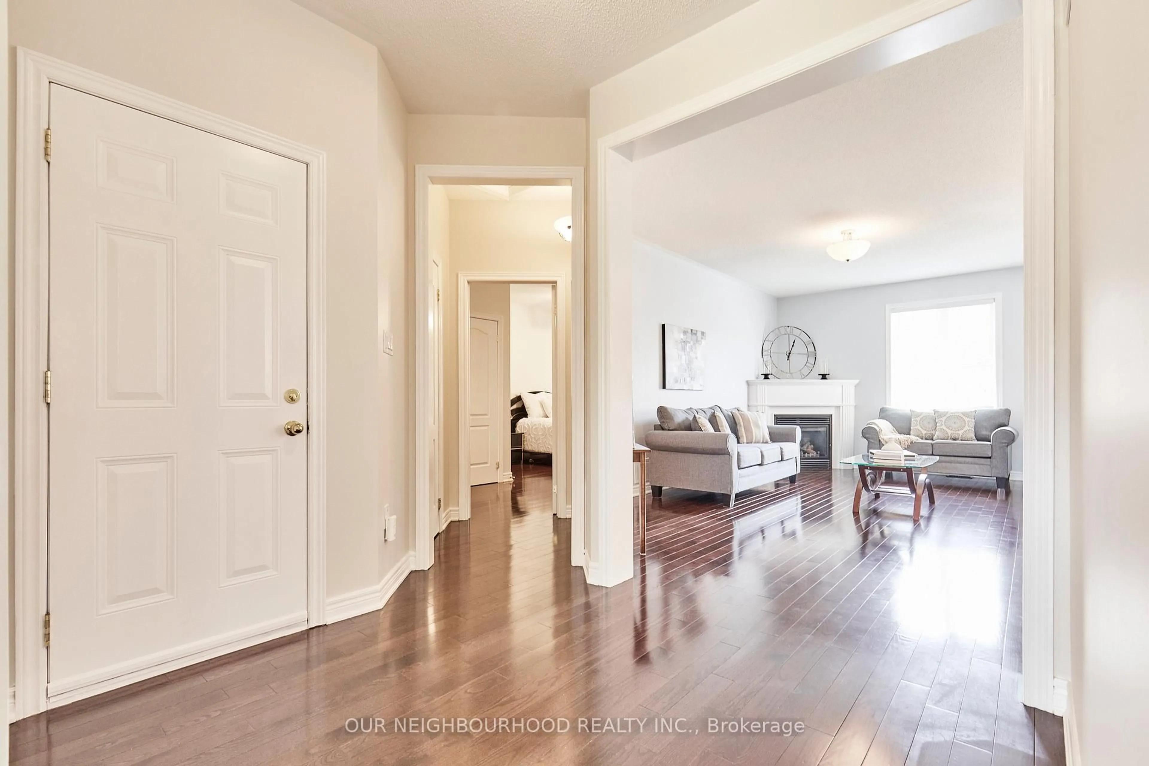 Indoor entryway for 17 Sleepy Hollow Pl, Whitby Ontario L1R 0E4