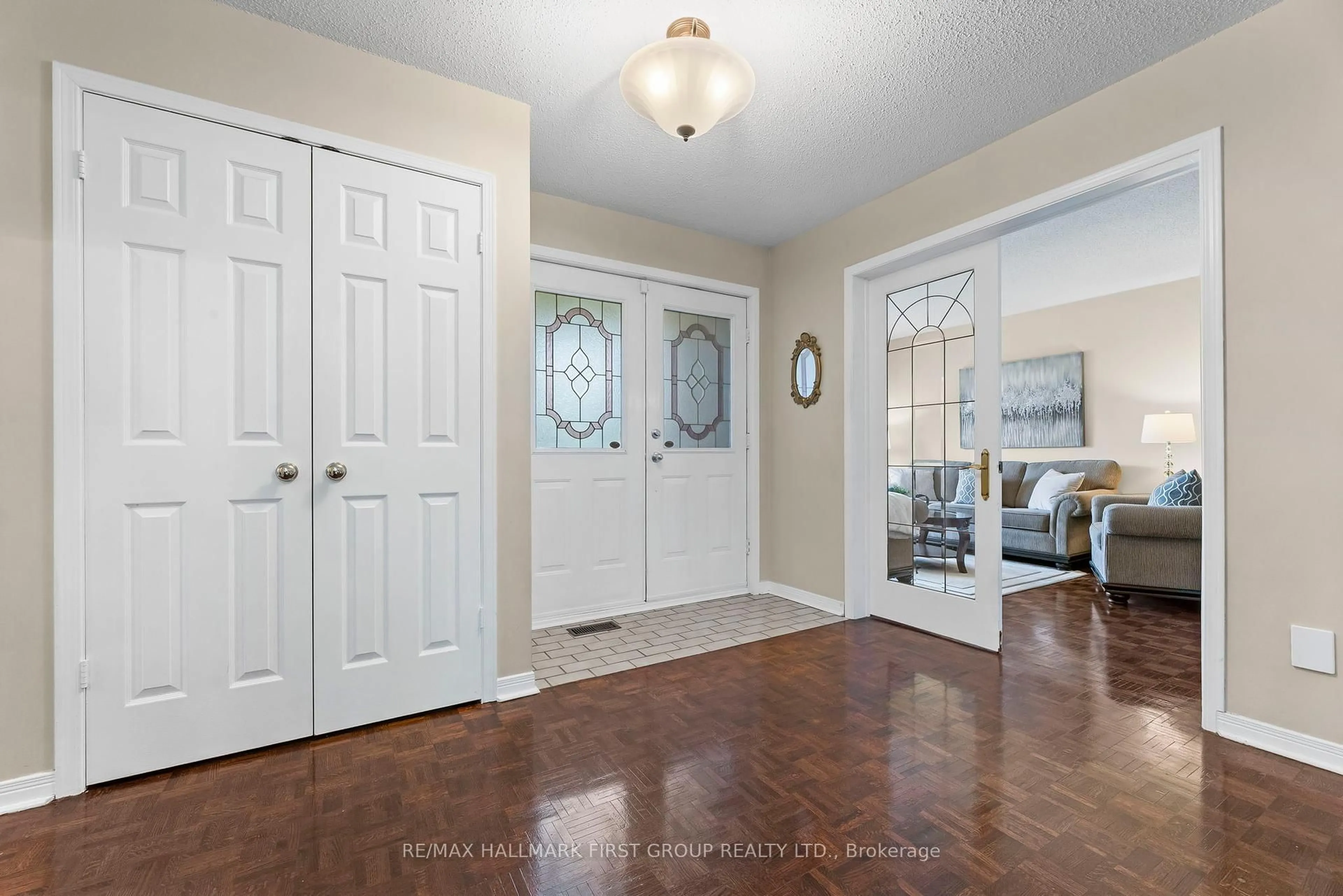 Indoor entryway for 1586 Saugeen Dr, Pickering Ontario L1V 6K8