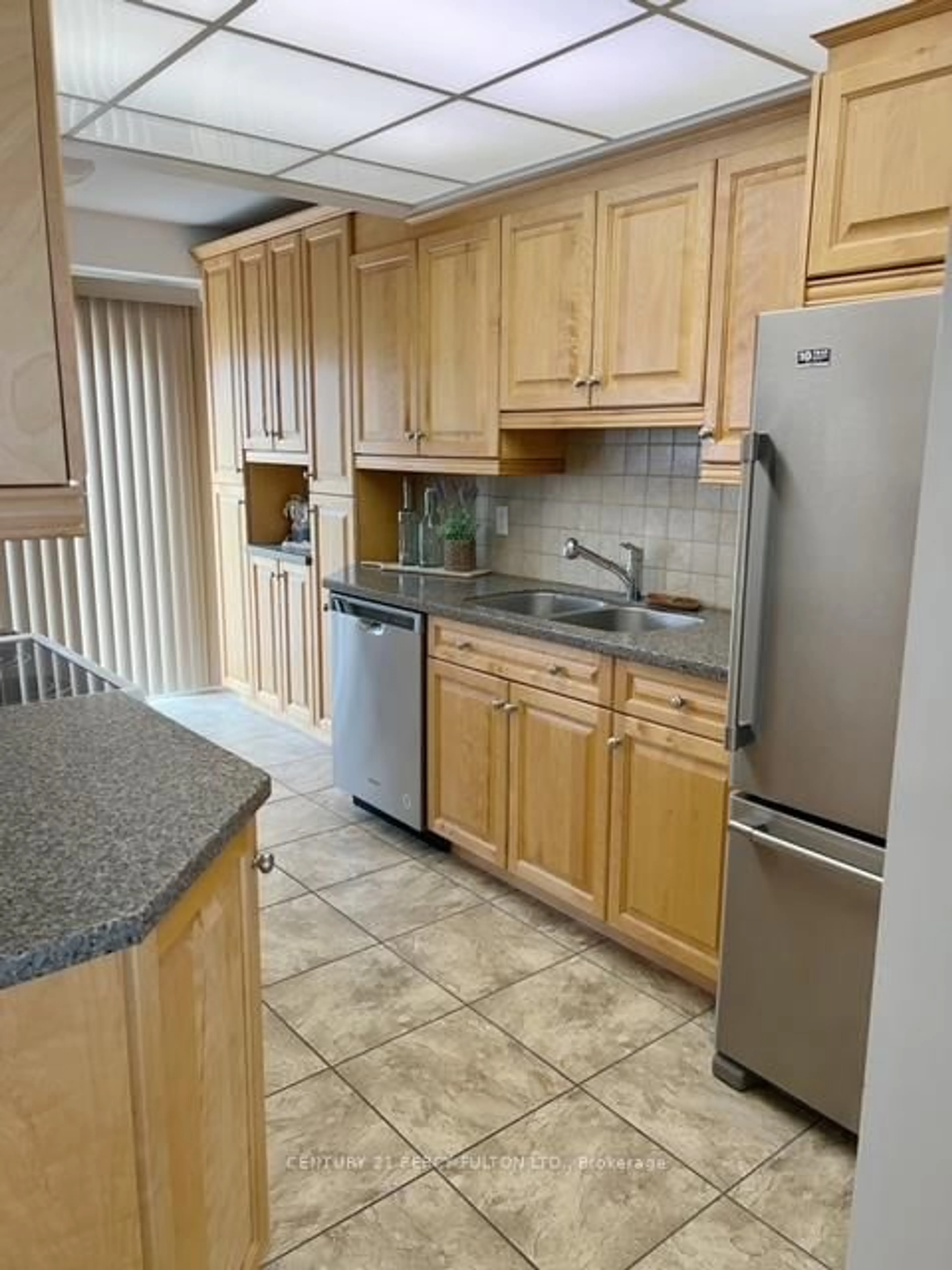 Standard kitchen, unknown for 14 Greenfield Cres, Whitby Ontario L1N 7G3