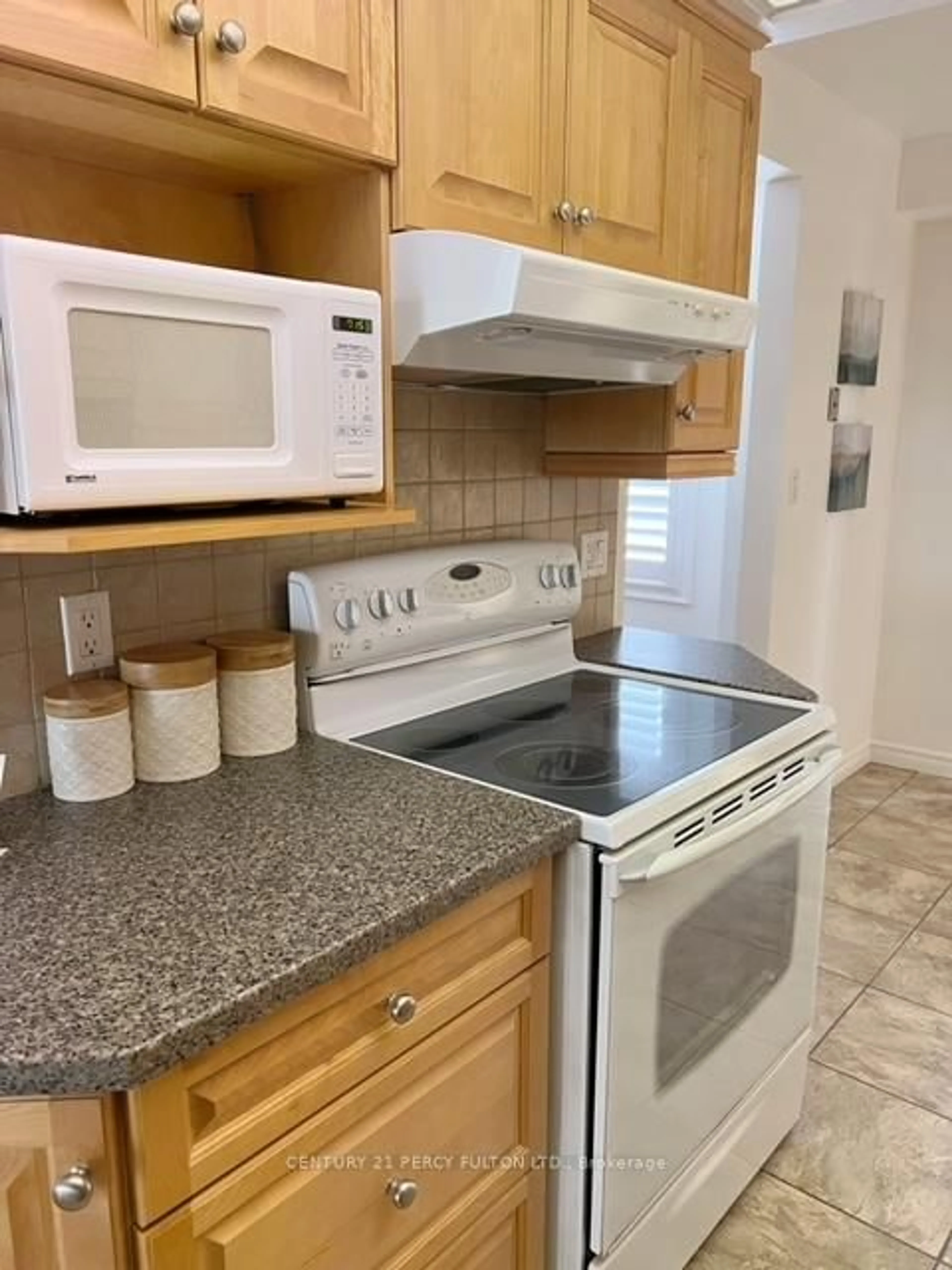 Standard kitchen, ceramic/tile floor for 14 Greenfield Cres, Whitby Ontario L1N 7G3