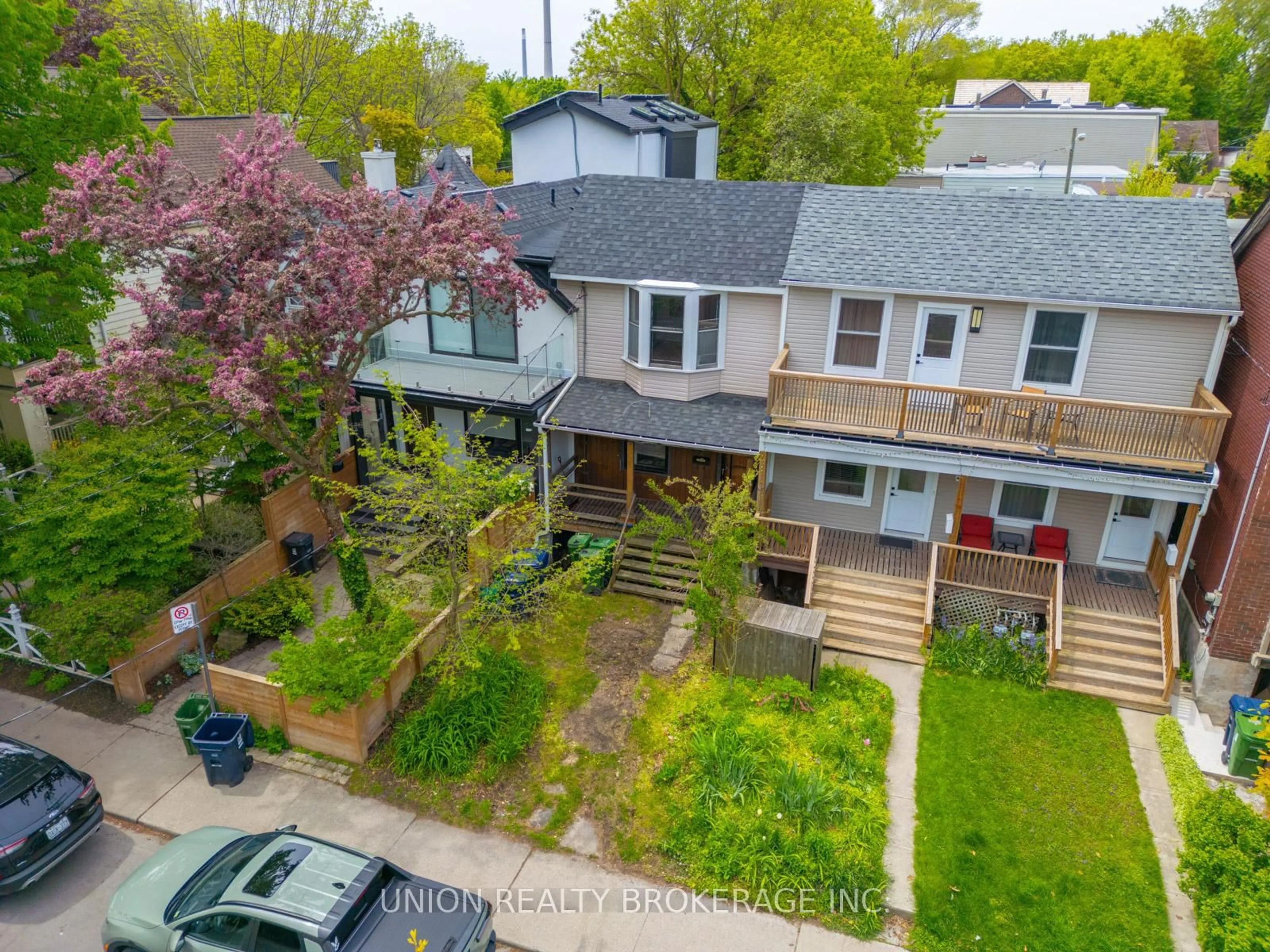 A pic from outside/outdoor area/front of a property/back of a property/a pic from drone, city buildings view from balcony for 38 Kippendavie Ave, Toronto Ontario M4L 3R4