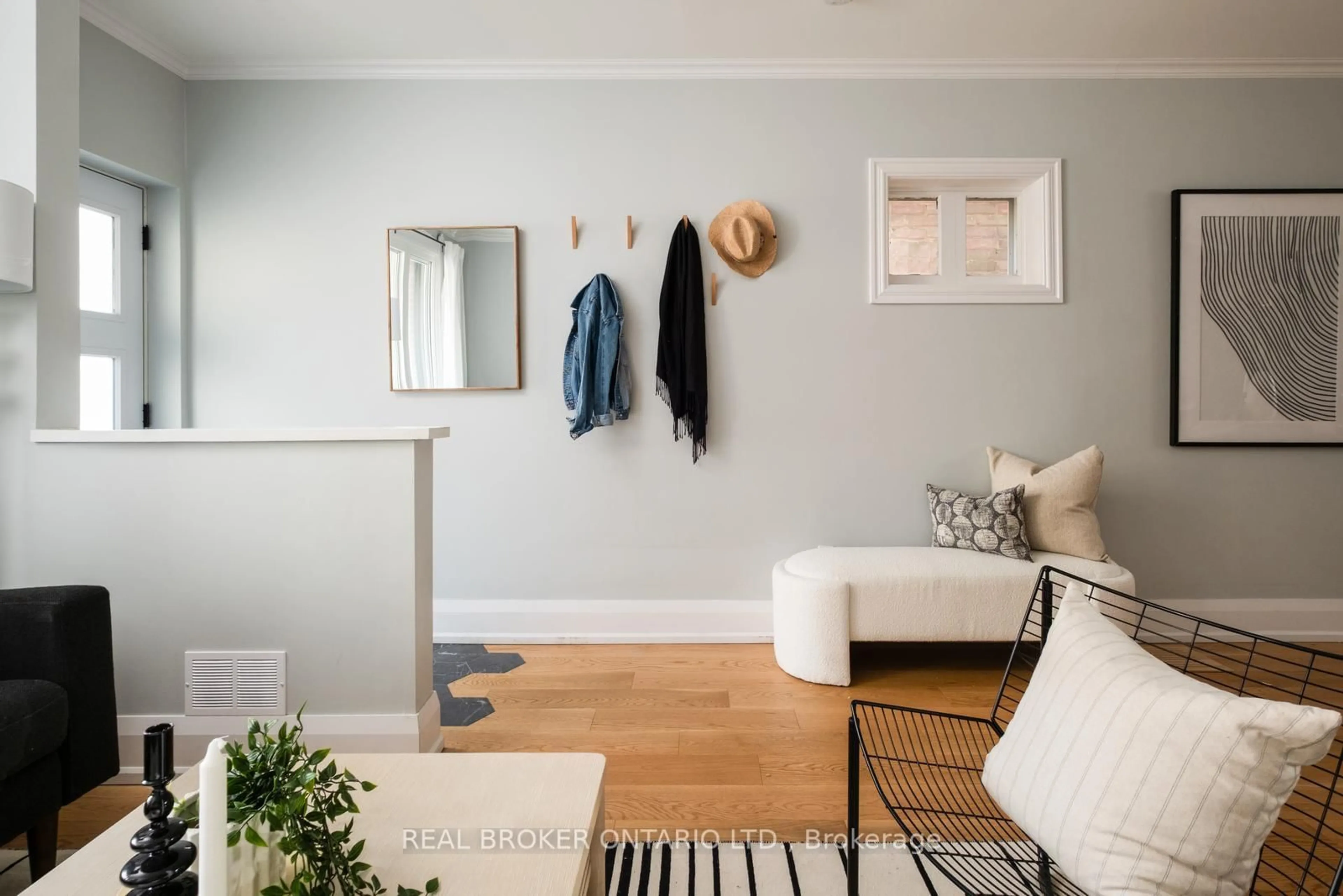 Indoor entryway for 158 Golfview Ave, Toronto Ontario M4E 2K5