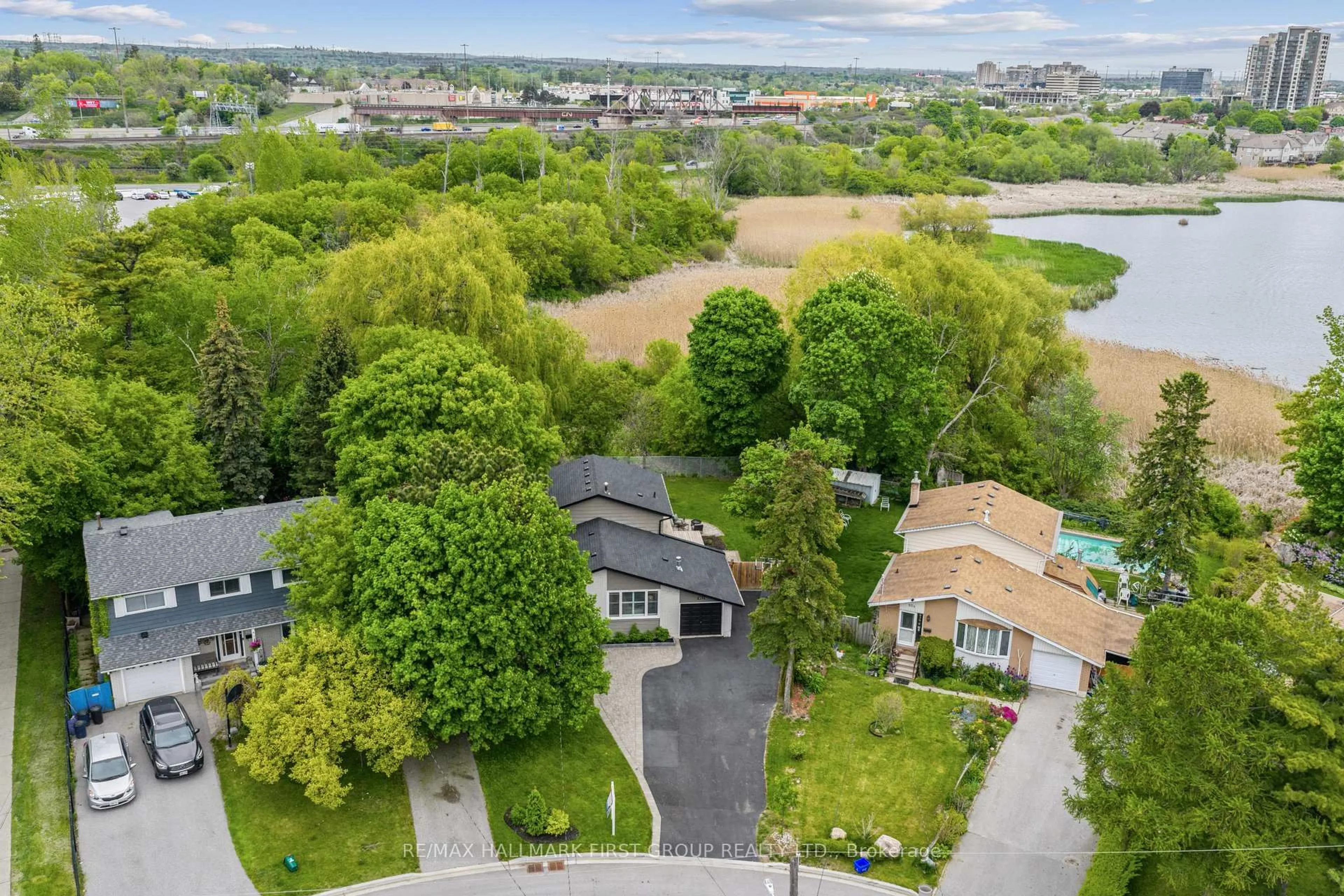 A pic from outside/outdoor area/front of a property/back of a property/a pic from drone, water/lake/river/ocean view for 952 Vistula Dr, Pickering Ontario L1W 2L5