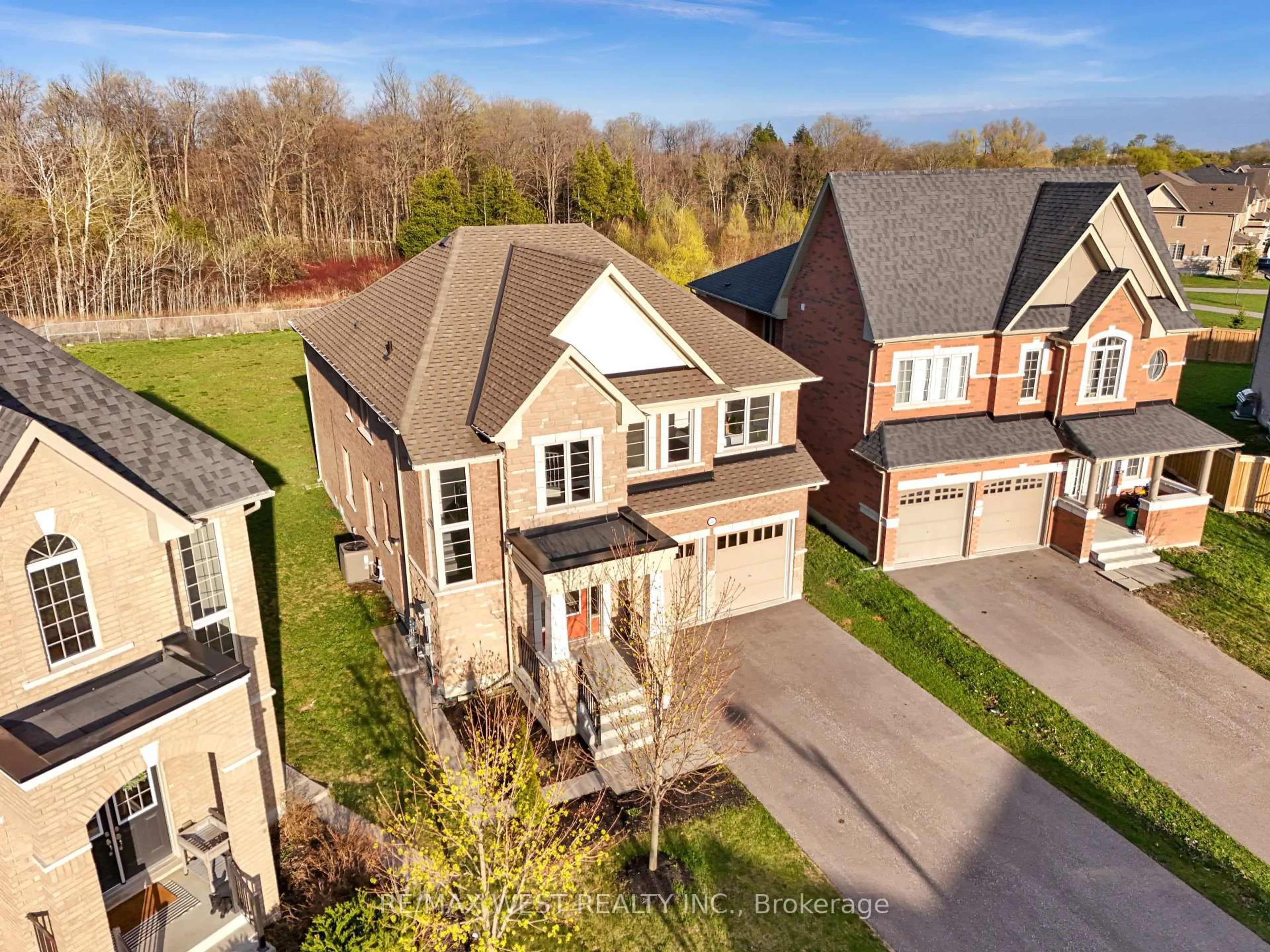 A pic from outside/outdoor area/front of a property/back of a property/a pic from drone, street for 2485 Bandsman Cres, Oshawa Ontario L1L 0M1