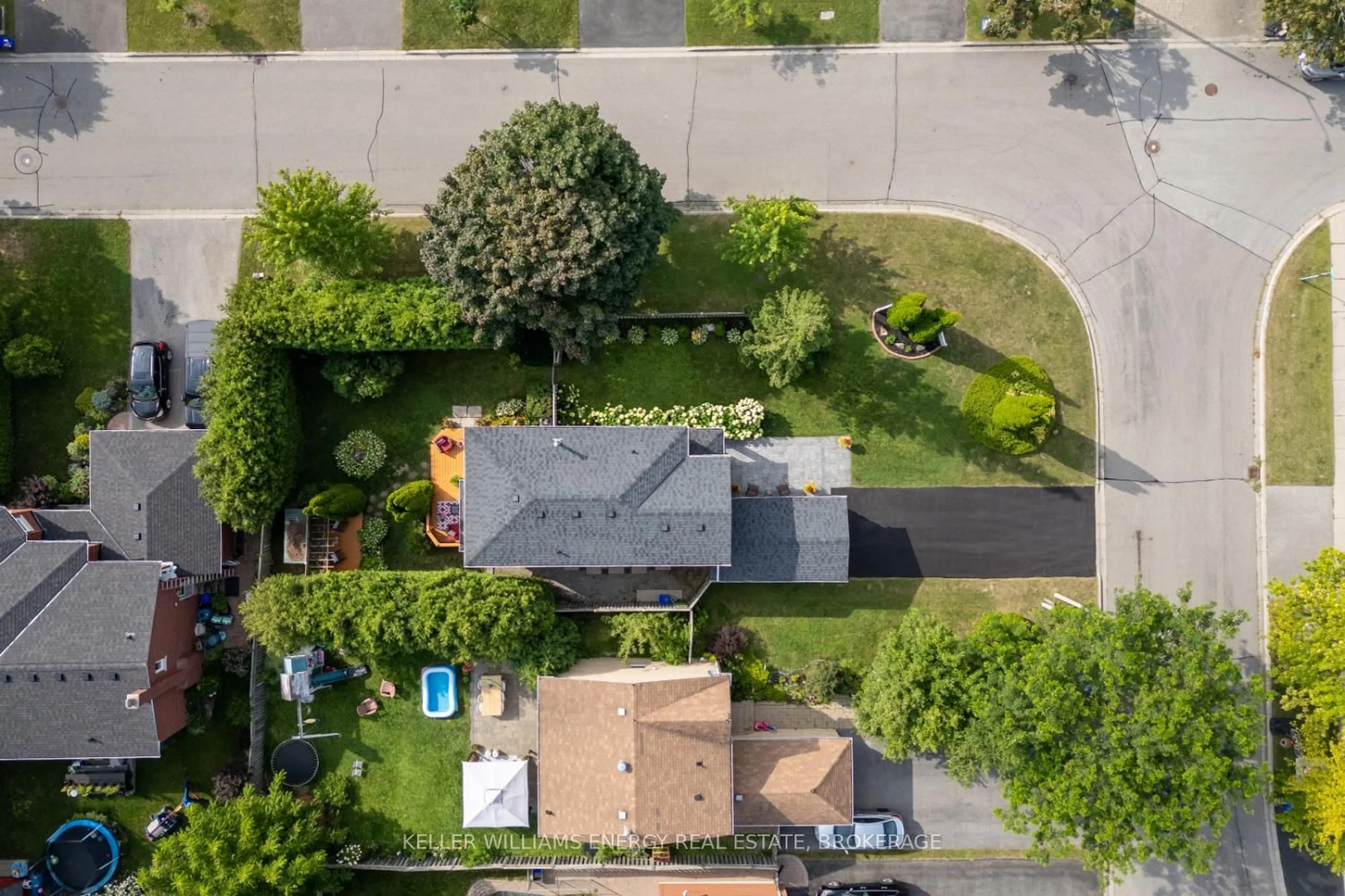 A pic from outside/outdoor area/front of a property/back of a property/a pic from drone, street for 1 Aldcroft Cres, Clarington Ontario L1C 4P2