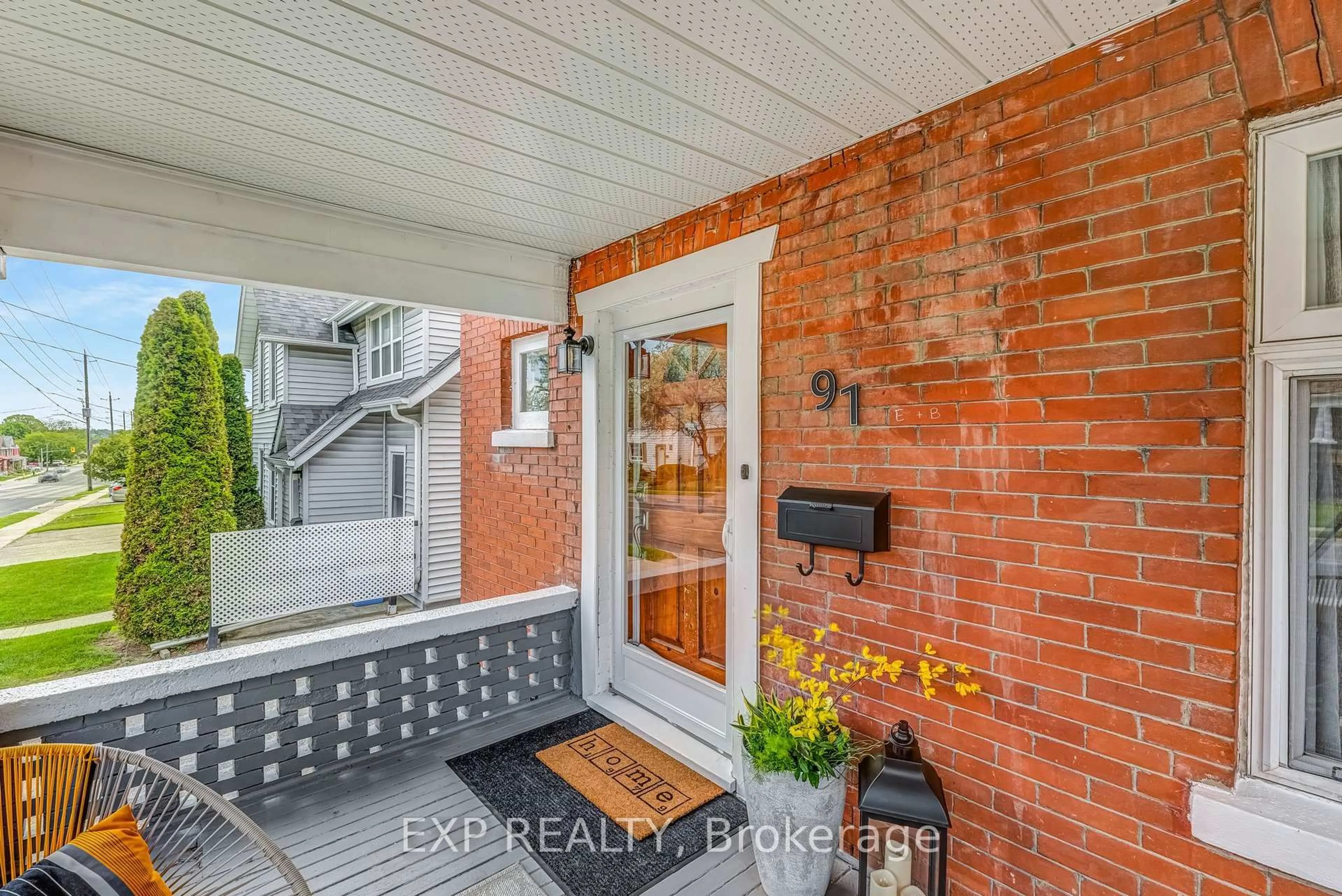 Indoor entryway for 91 Adelaide Ave, Oshawa Ontario L1G 1Z2