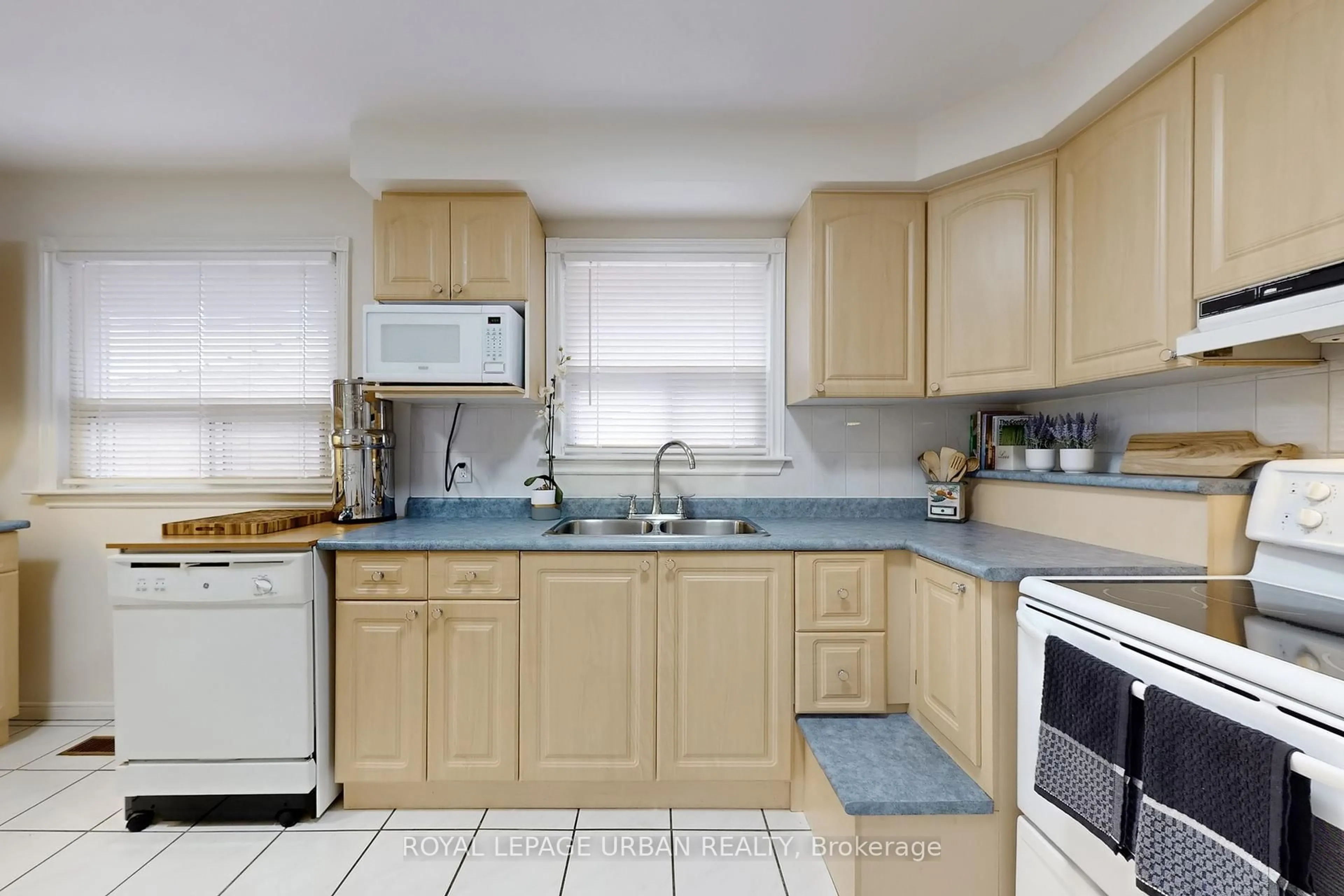Standard kitchen, ceramic/tile floor for 98 Silvio Ave, Toronto Ontario M1K 1V3