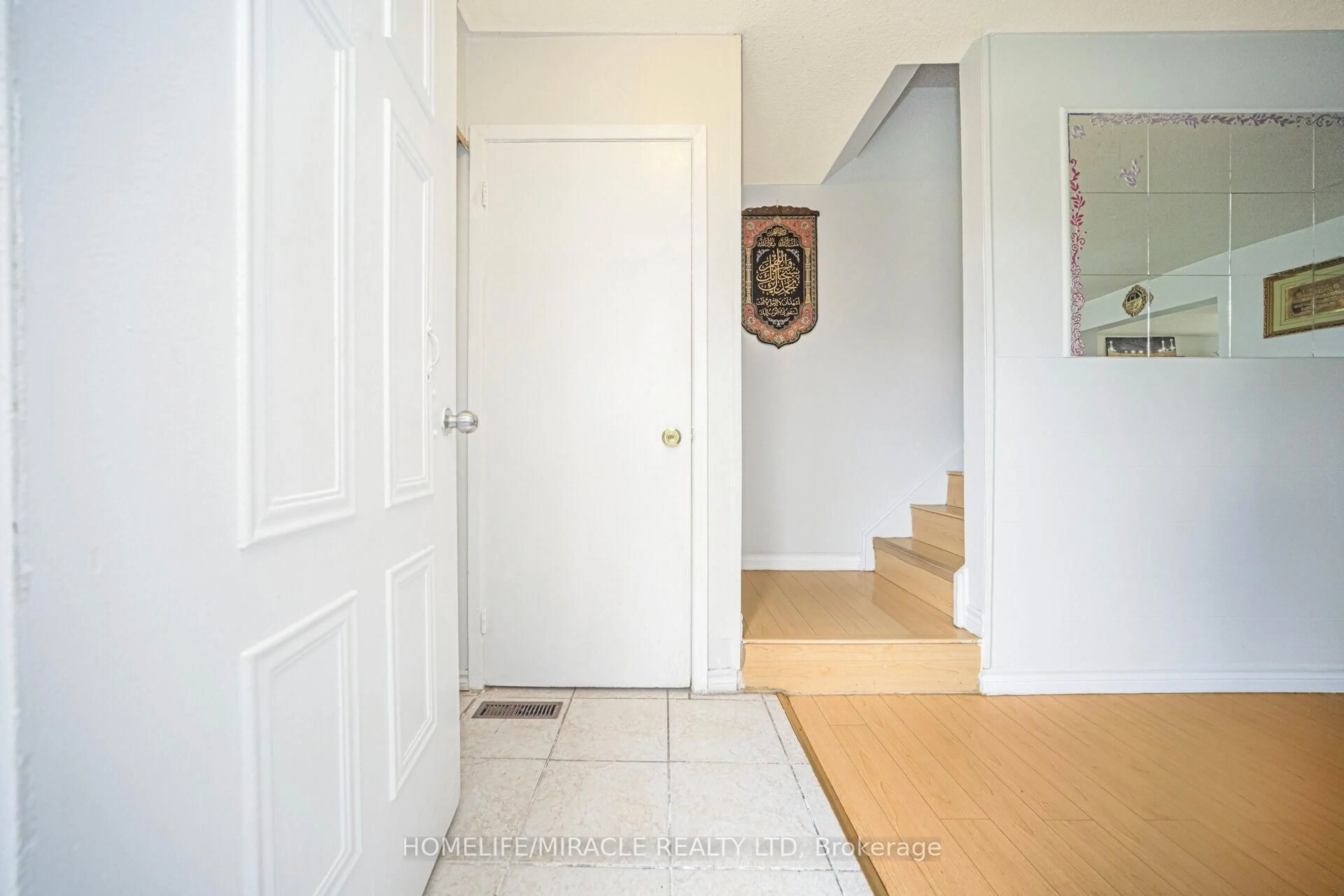 Indoor foyer for 35 Horseley Hill Dr, Toronto Ontario M1B 1W4