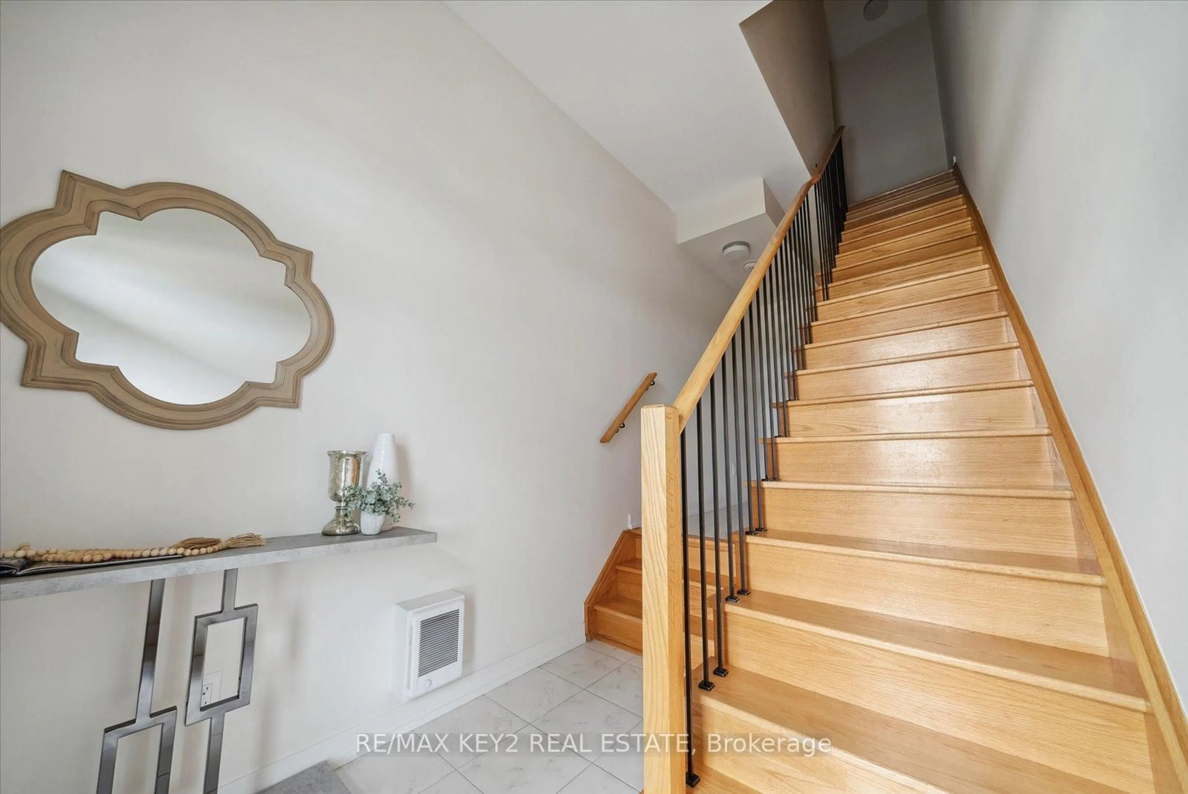 Indoor entryway for 2550 Castlegate Crossing N/A #313, Pickering Ontario L1X 0H6