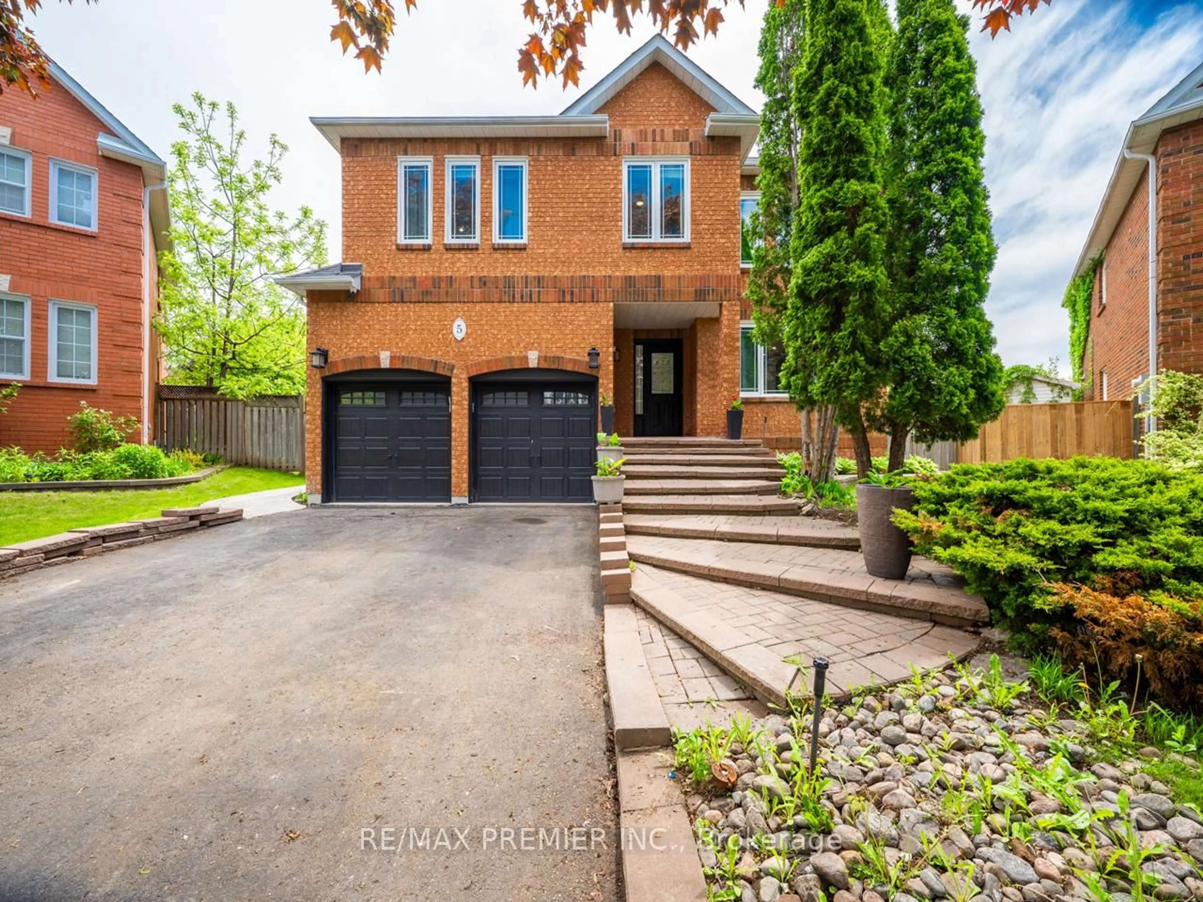 Home with brick exterior material, street for 5 Nurse Crt, Whitby Ontario L1R 2H8