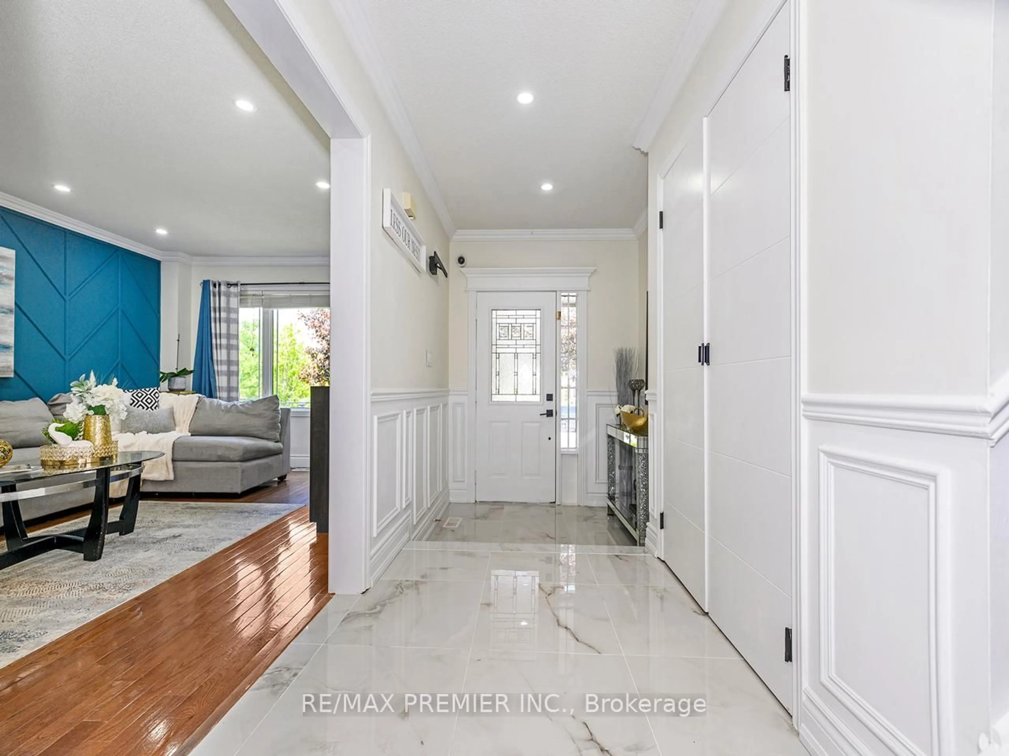 Indoor entryway for 5 Nurse Crt, Whitby Ontario L1R 2H8