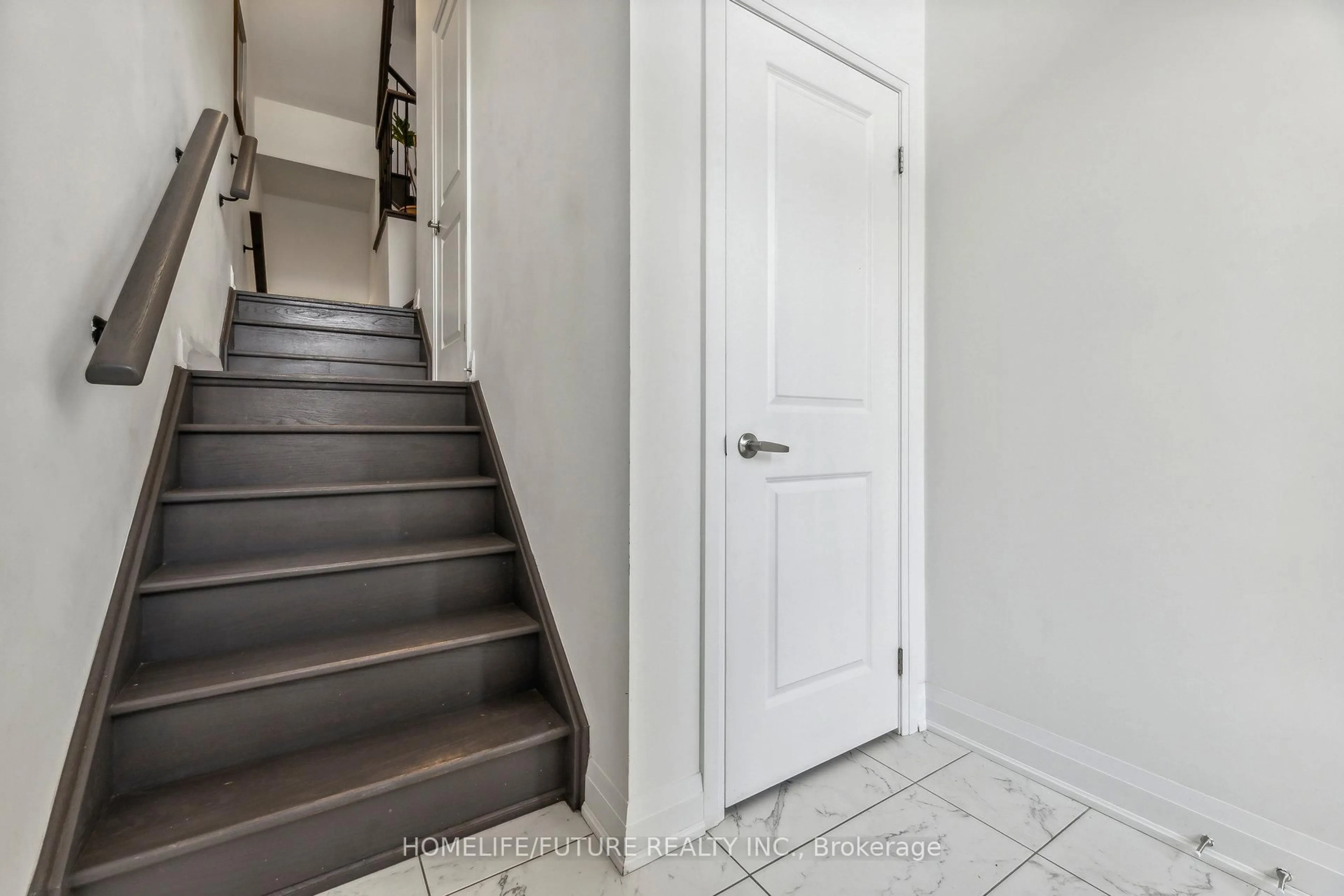 Indoor entryway for 38 Elkington Cres, Whitby Ontario L1P 0L7