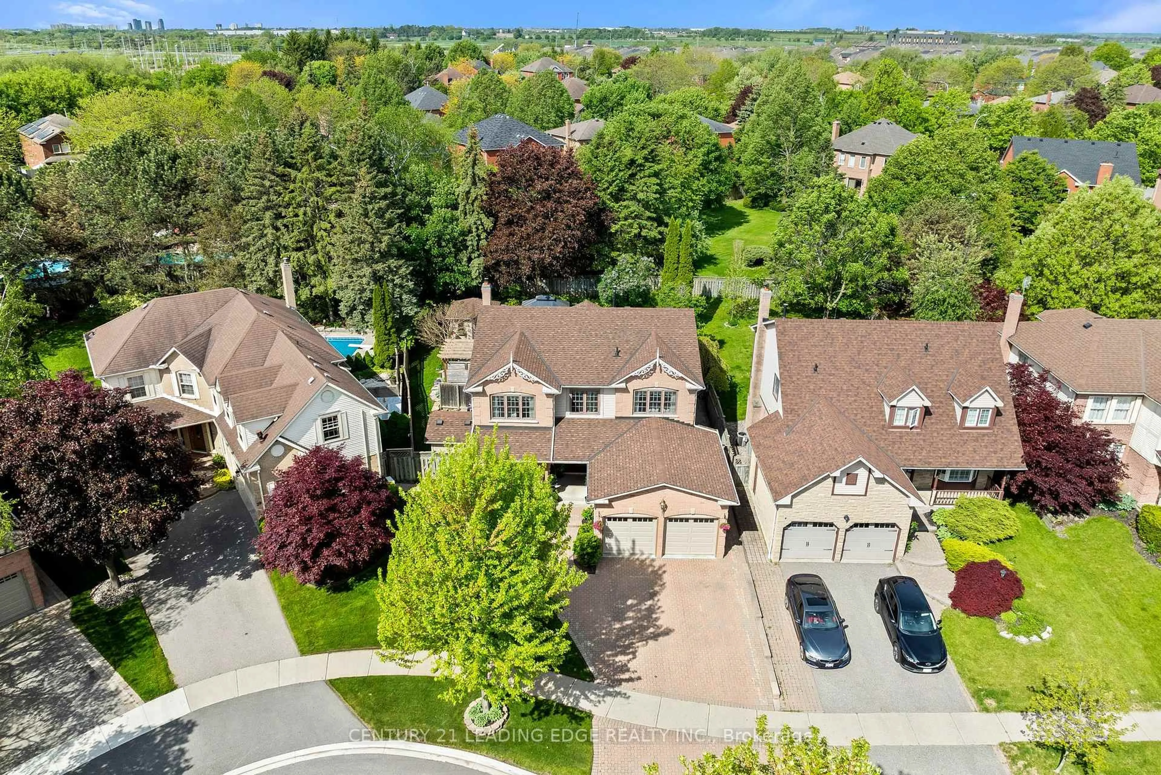A pic from outside/outdoor area/front of a property/back of a property/a pic from drone, street for 31 Rothean Dr, Whitby Ontario L1P 1L5