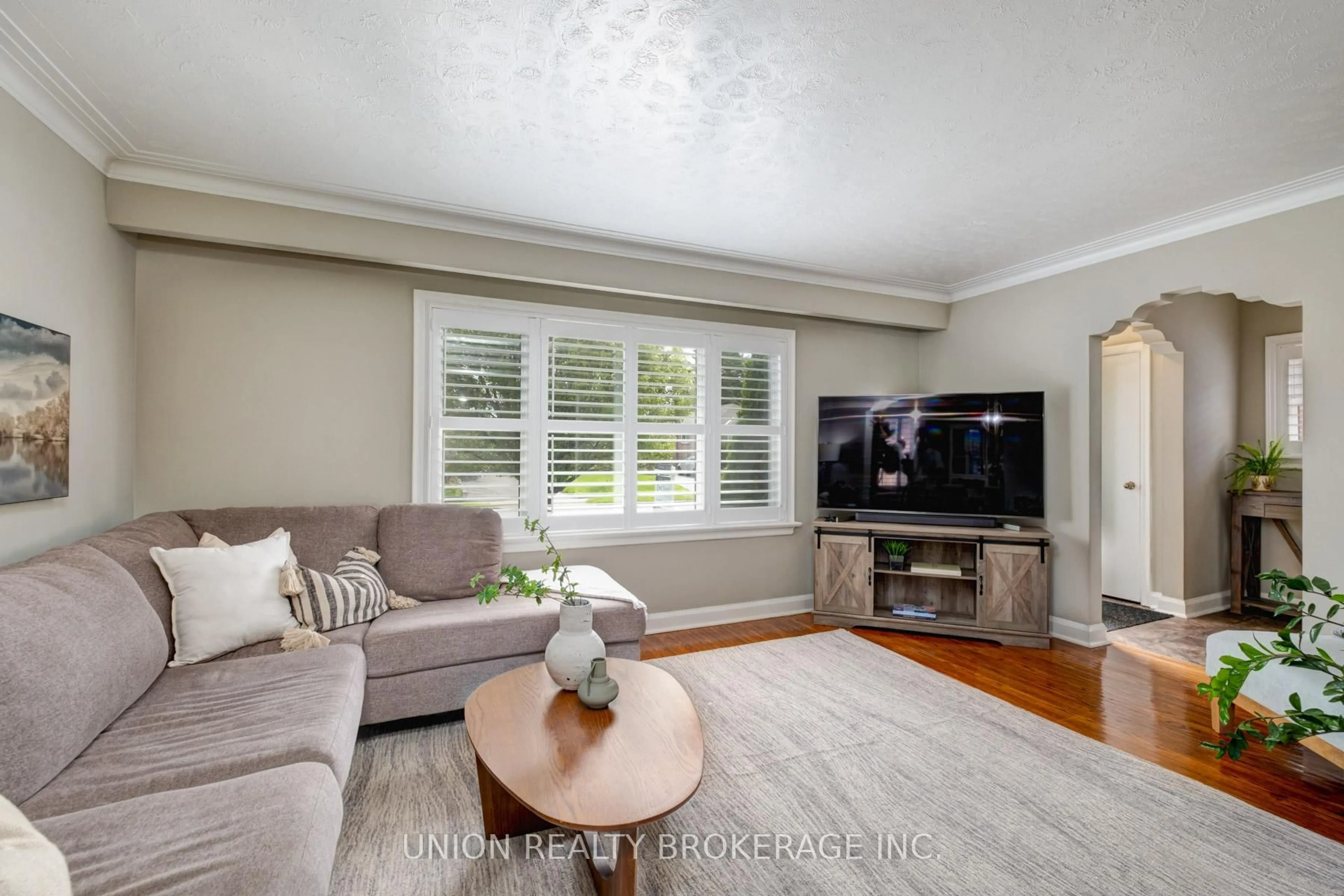 Living room with furniture, unknown for 100 Lilian Dr, Toronto Ontario M1R 3W5