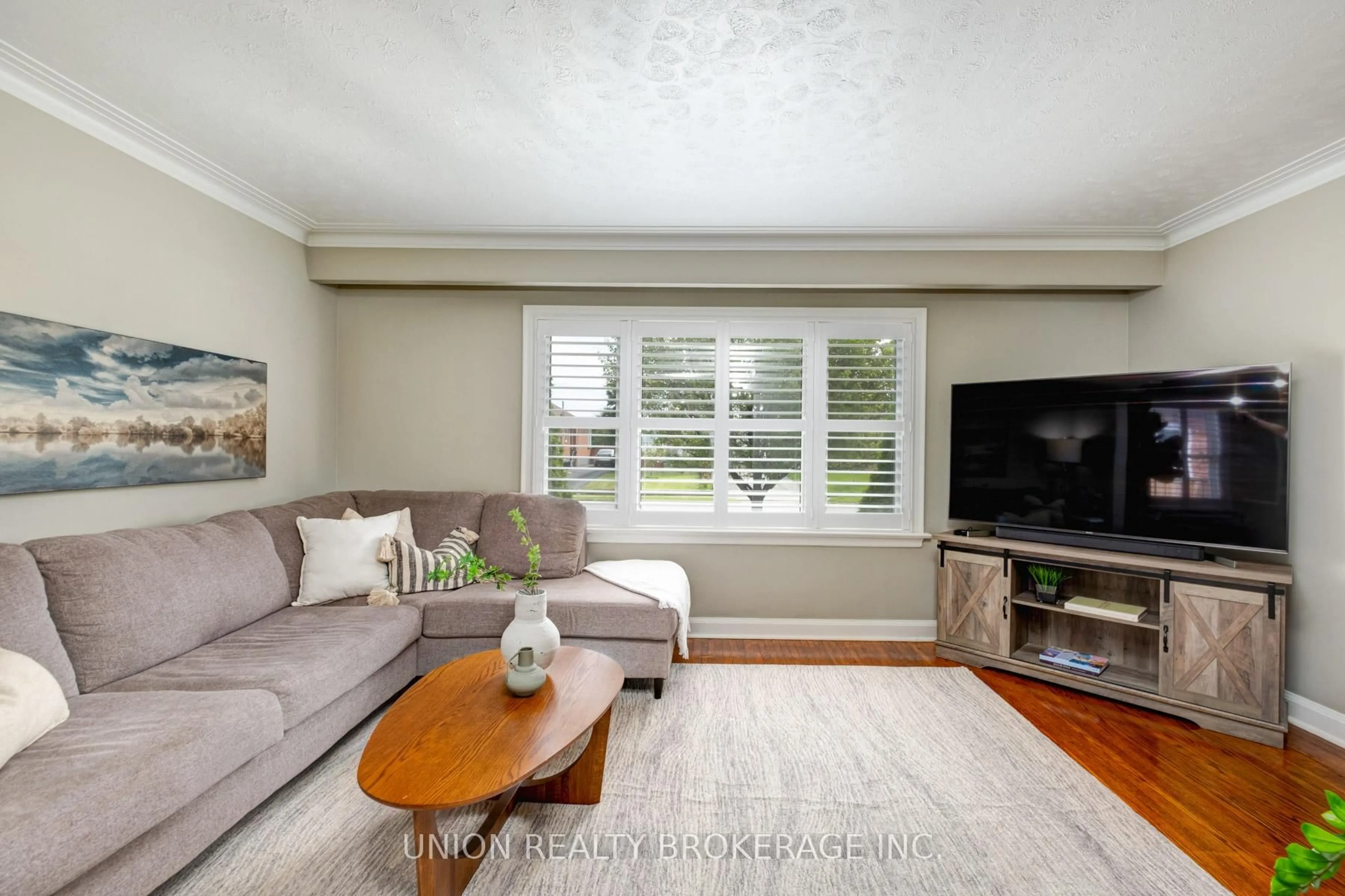 Living room with furniture, wood/laminate floor for 100 Lilian Dr, Toronto Ontario M1R 3W5