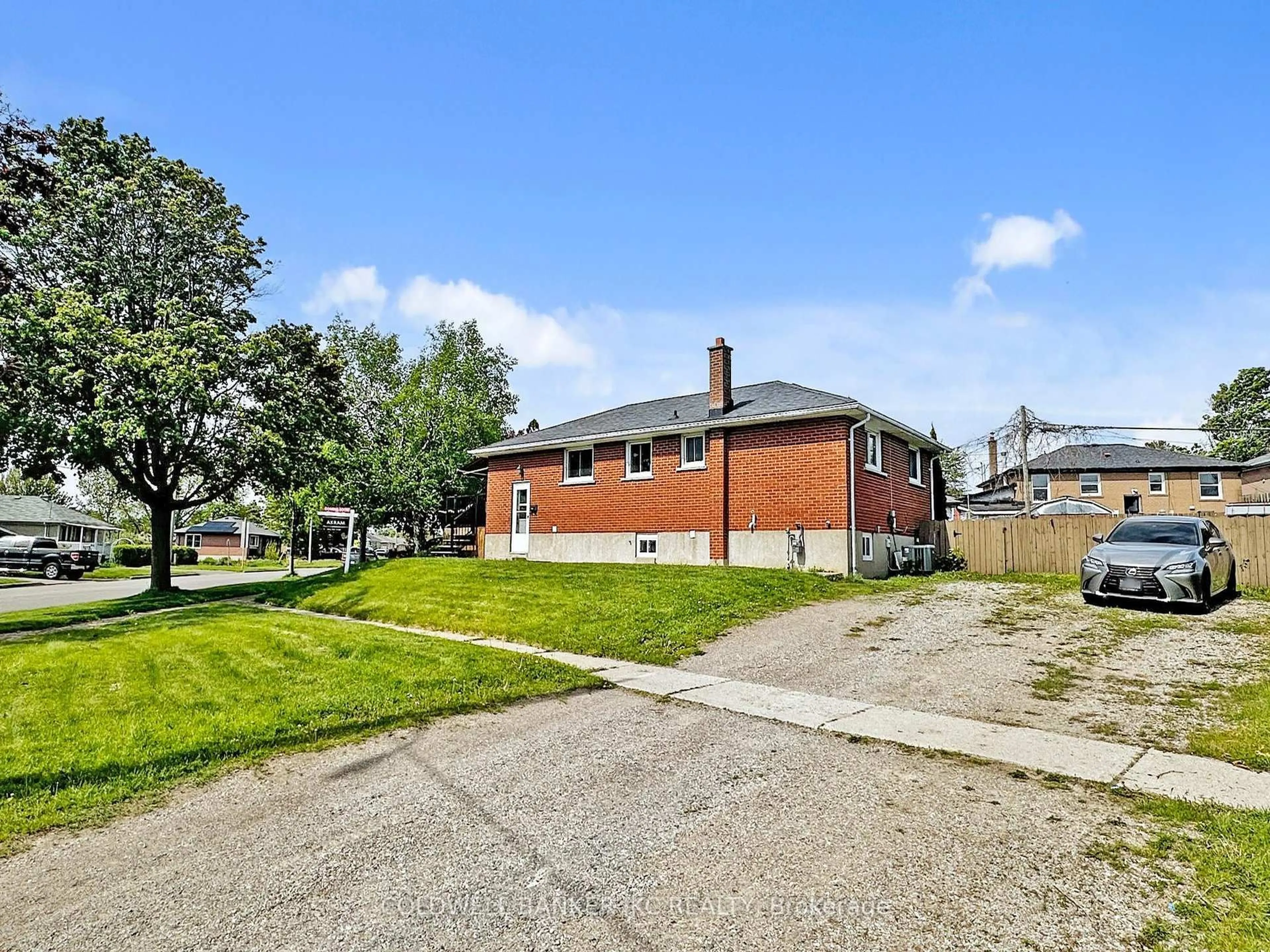 A pic from outside/outdoor area/front of a property/back of a property/a pic from drone, street for 352 Phillip Murray Ave, Oshawa Ontario L1J 1H2