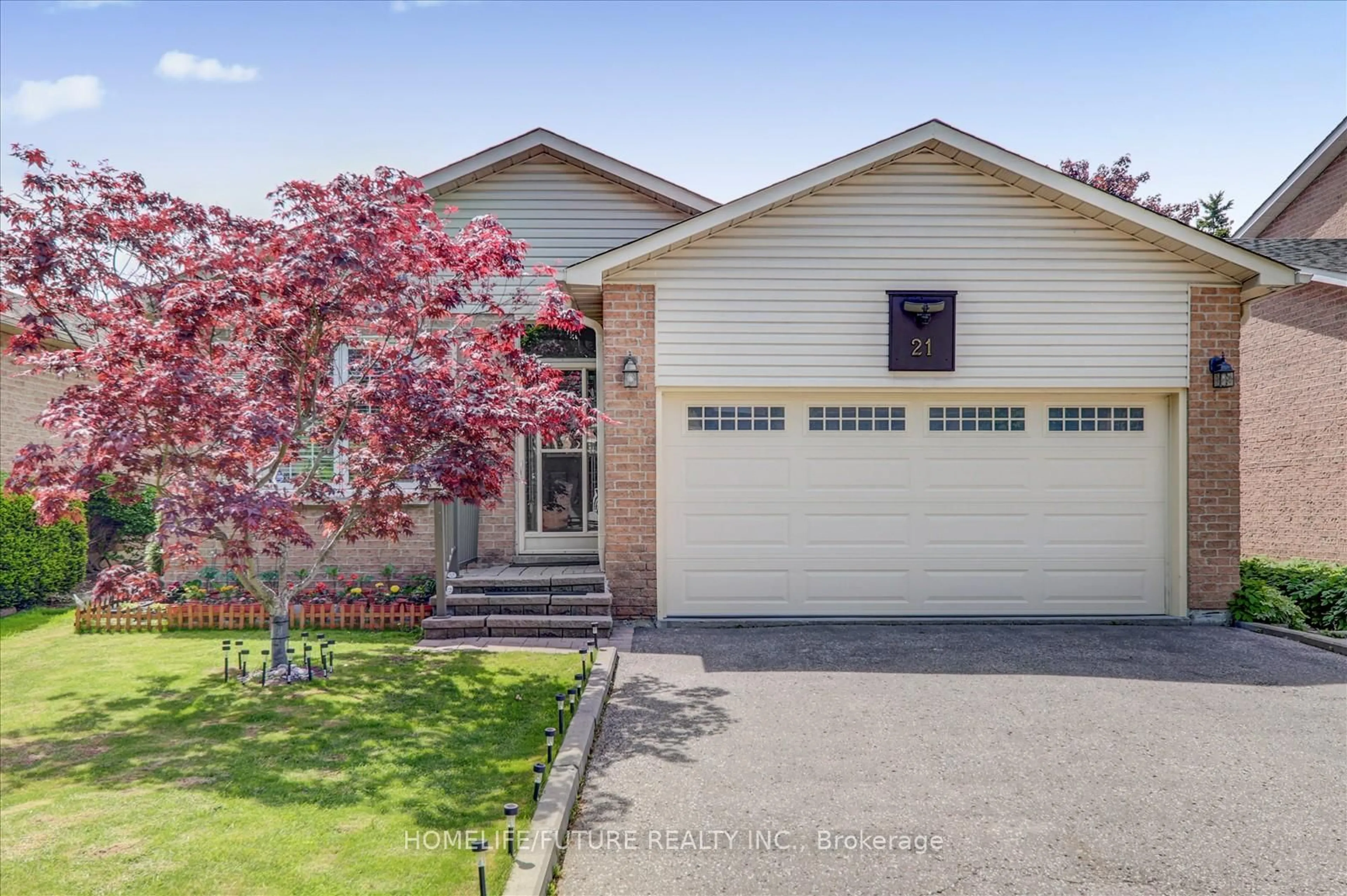 Home with vinyl exterior material, street for 21 Mowat Crt, Whitby Ontario L1N 8H2