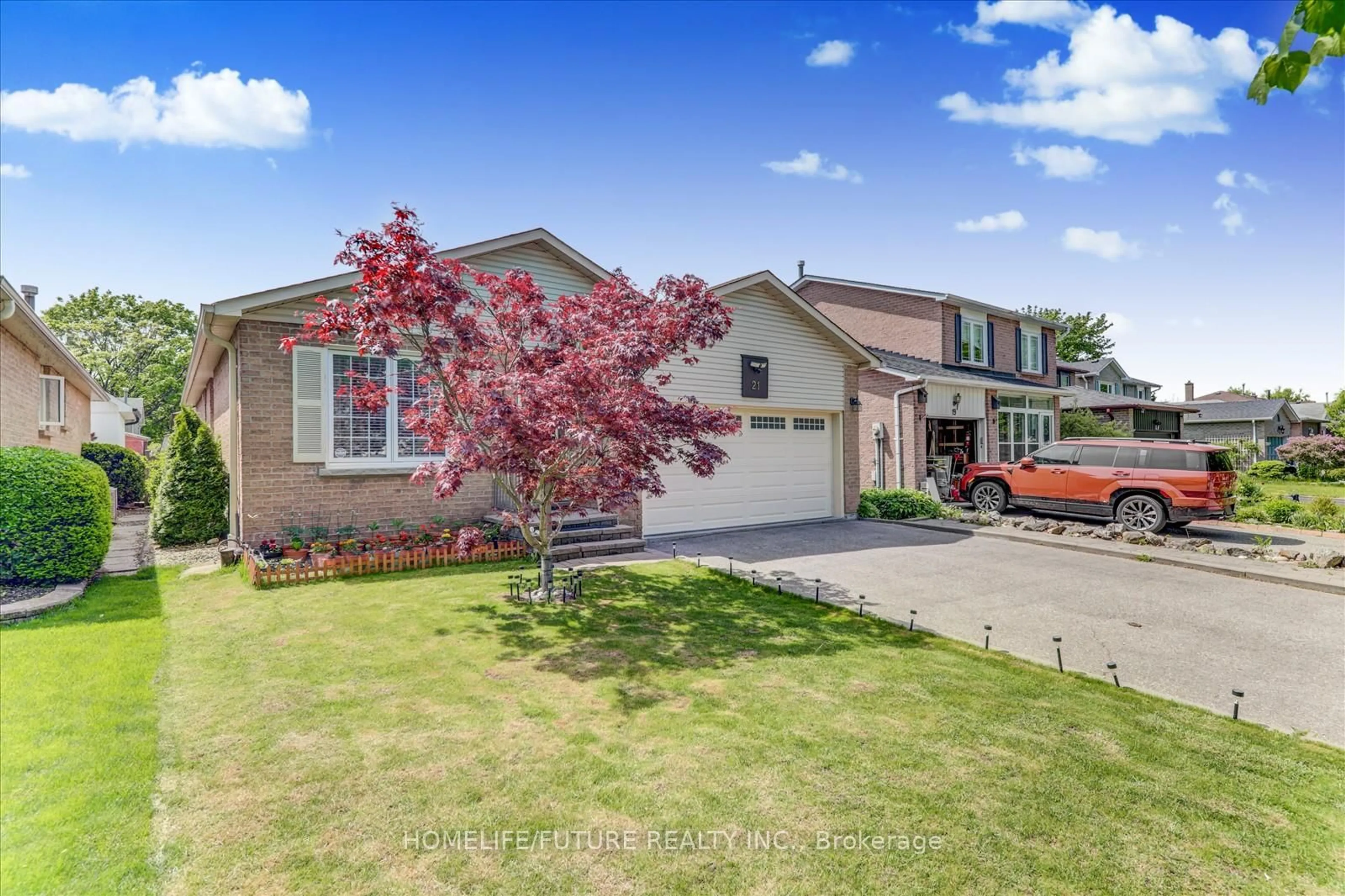 Home with vinyl exterior material, street for 21 Mowat Crt, Whitby Ontario L1N 8H2