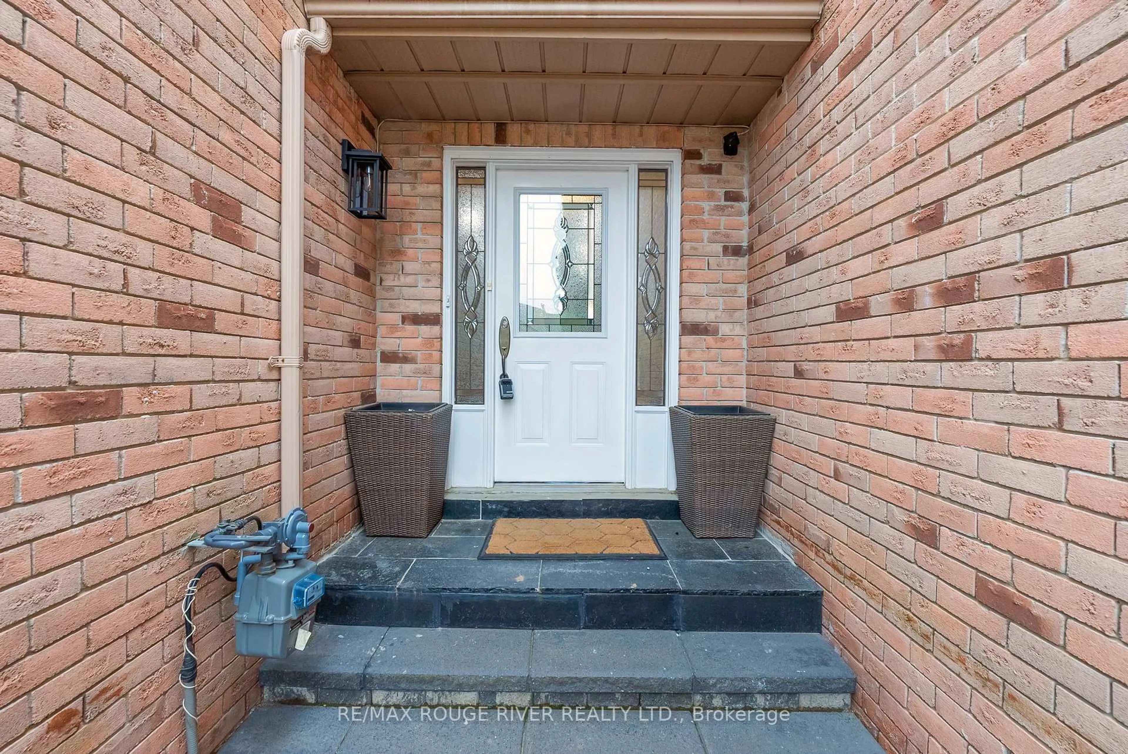 Indoor entryway for 135 Timber Mill Ave, Whitby Ontario L1R 2H3