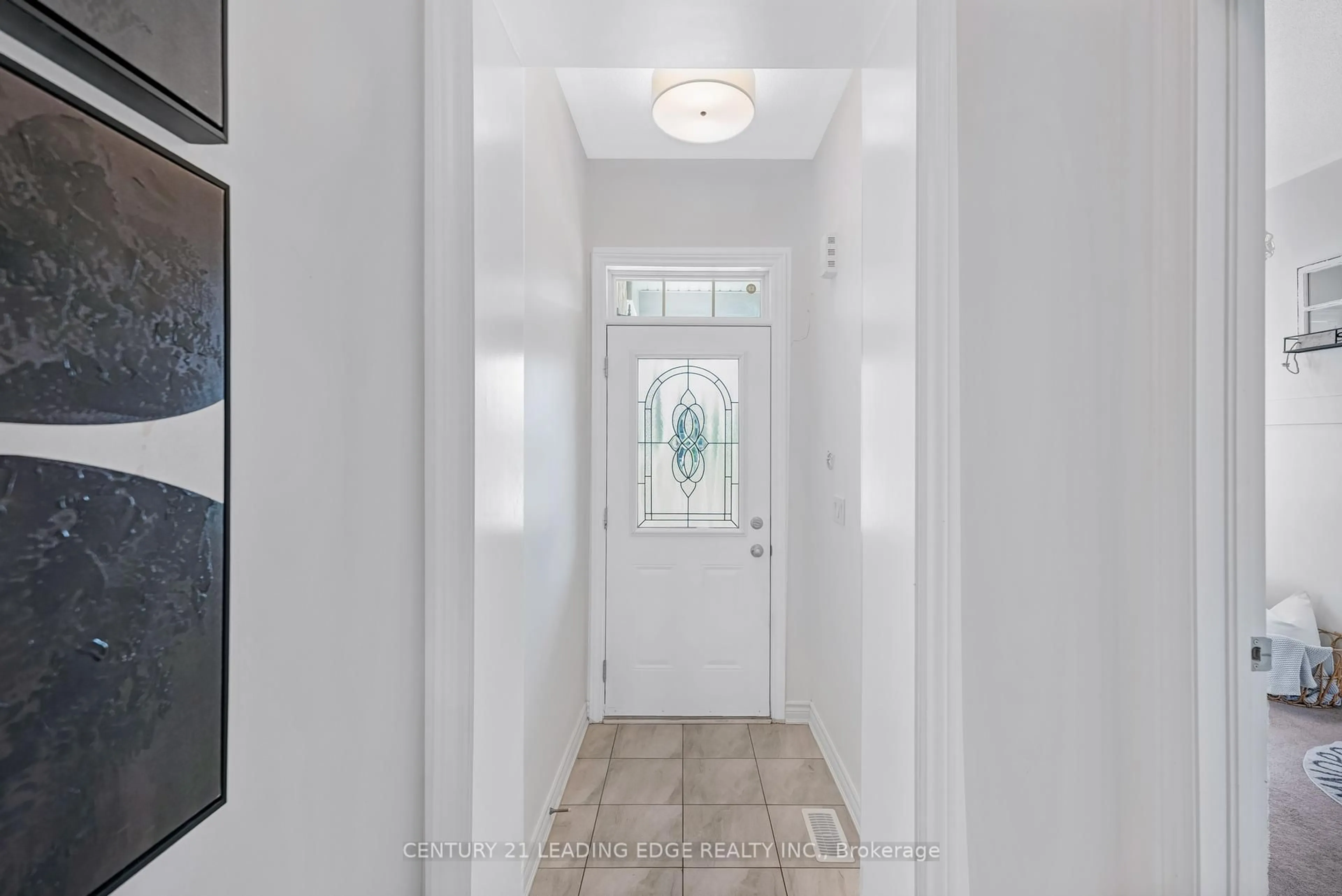Indoor entryway for 39 Southampton St, Scugog Ontario L9L 0C6