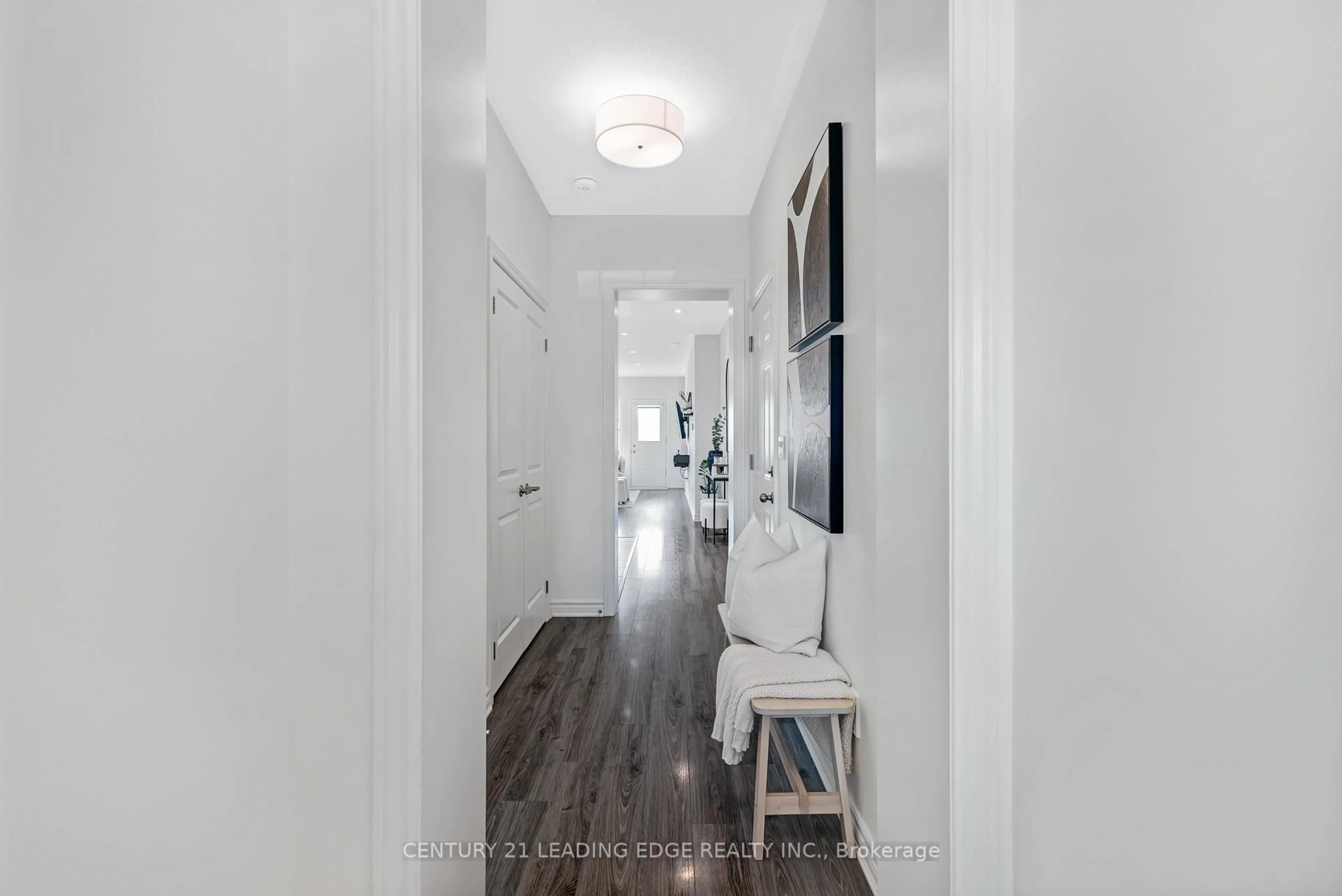 Indoor entryway for 39 Southampton St, Scugog Ontario L9L 0C6
