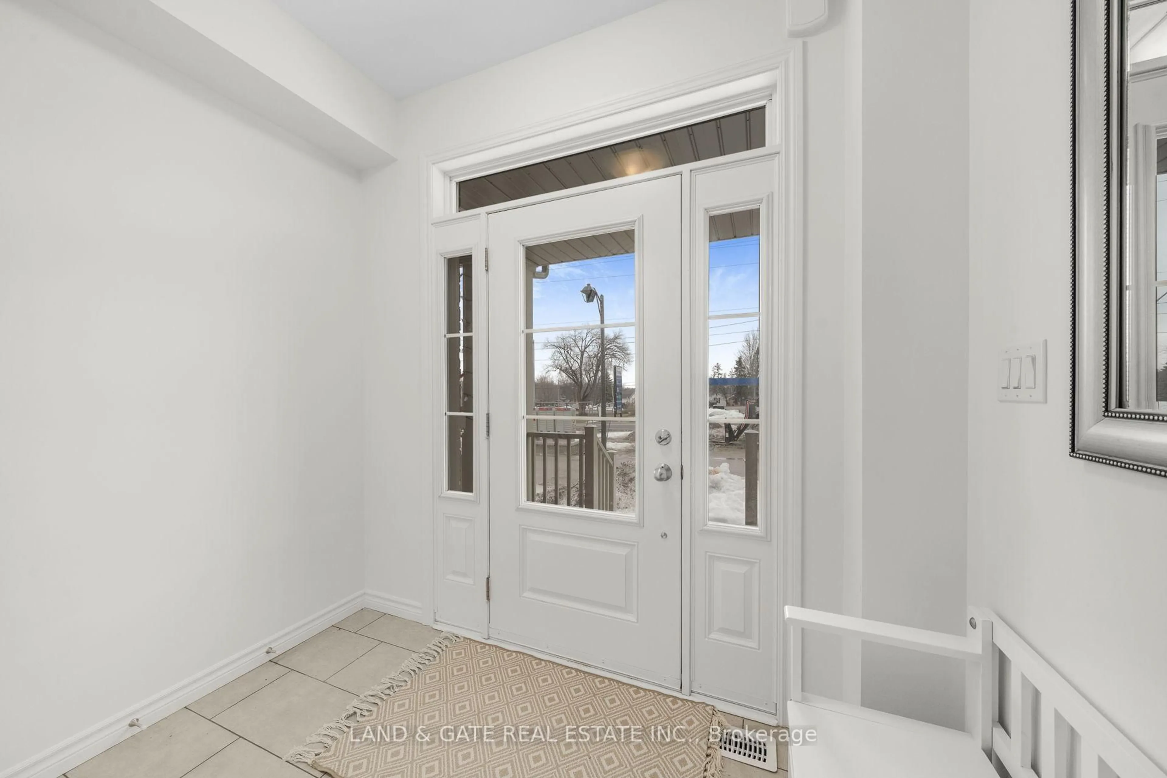 Indoor entryway for 102 Shand Lane, Scugog Ontario L9L 0C7