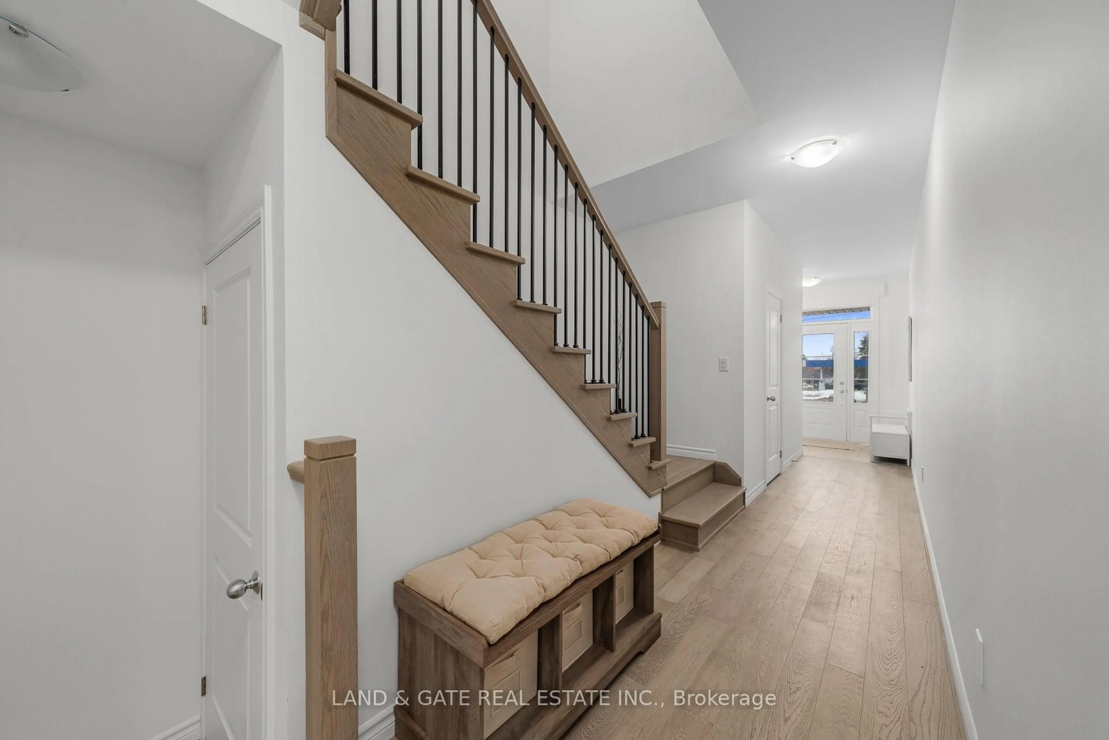 Indoor entryway for 102 Shand Lane, Scugog Ontario L9L 0C7