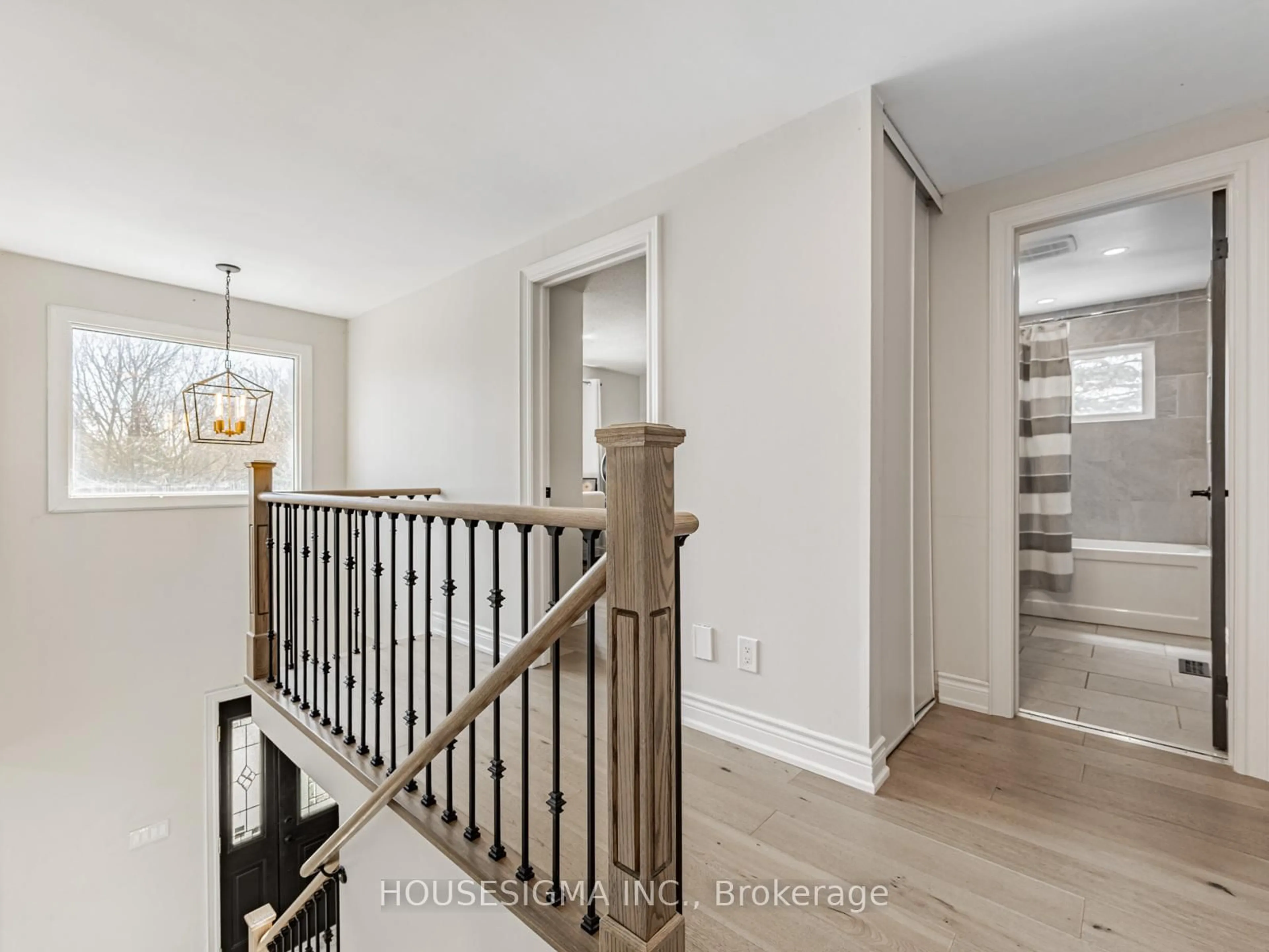 Indoor entryway for 10 Whitney Crt, Whitby Ontario L1P 1C6