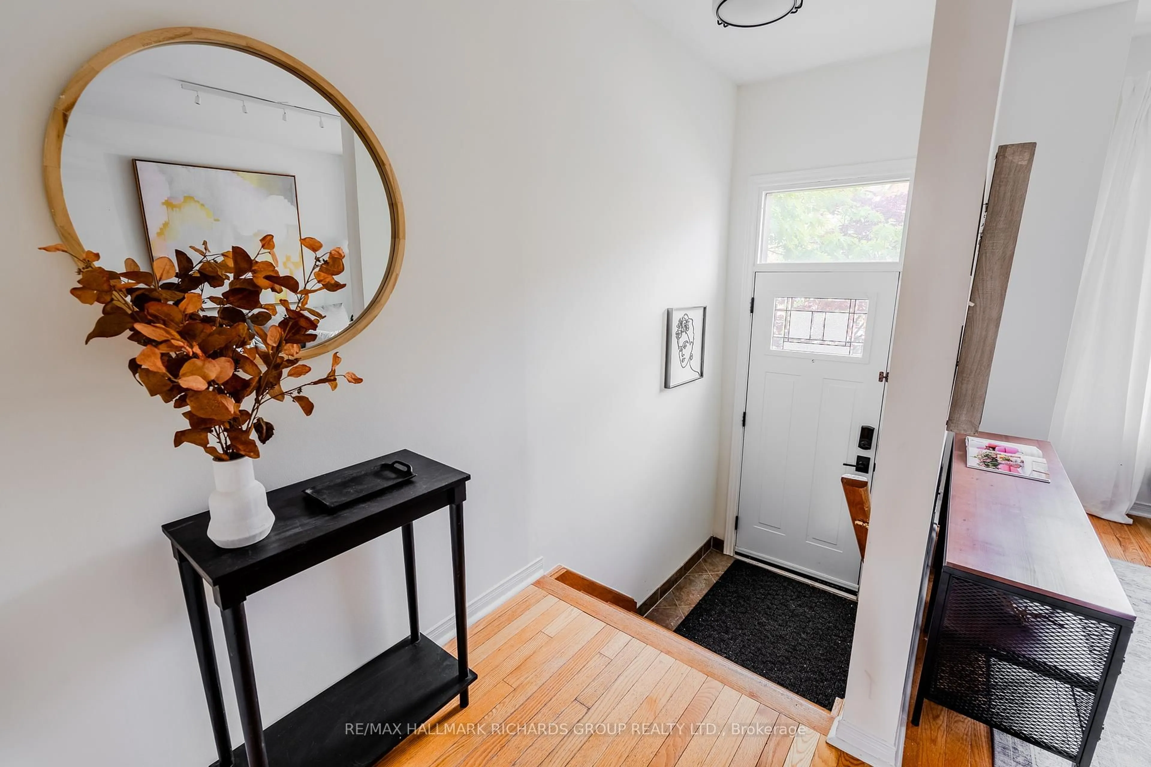 Indoor entryway for 17 Brick Crt, Toronto Ontario M4L 3X7