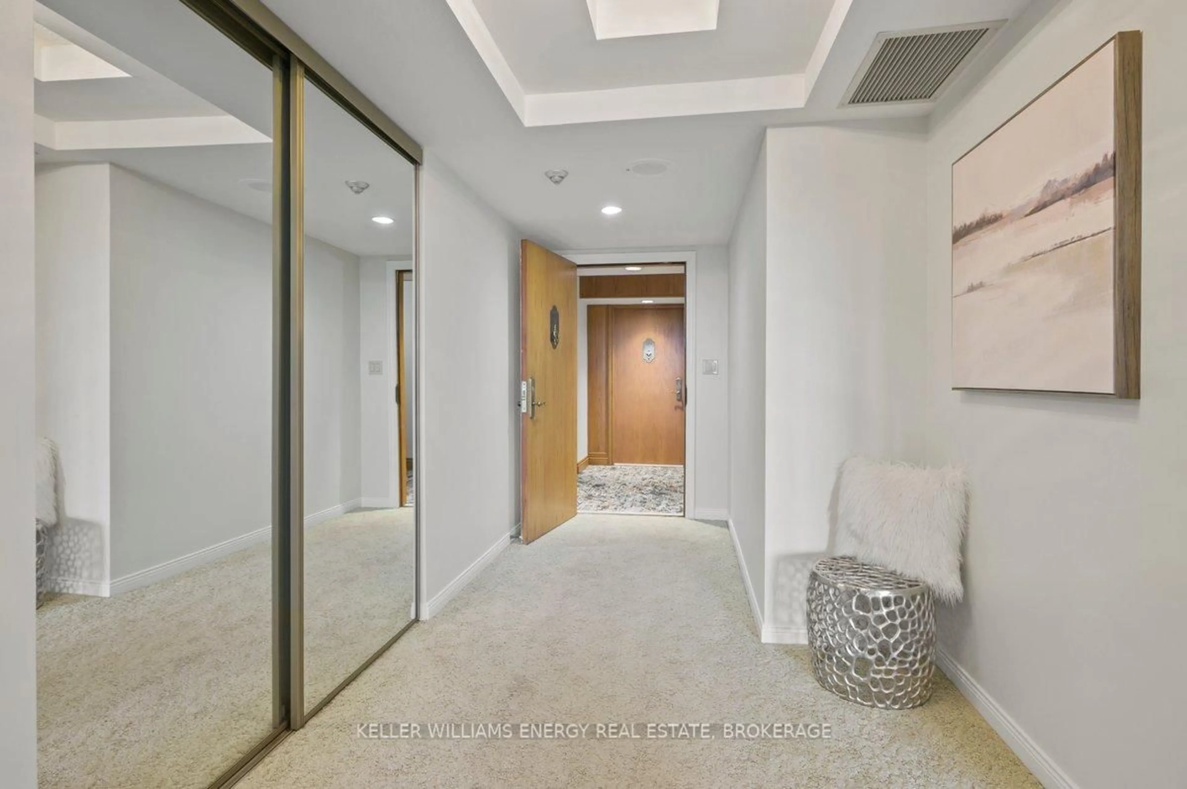 Indoor foyer for 900 Wilson Rd #506, Oshawa Ontario L1G 7T2