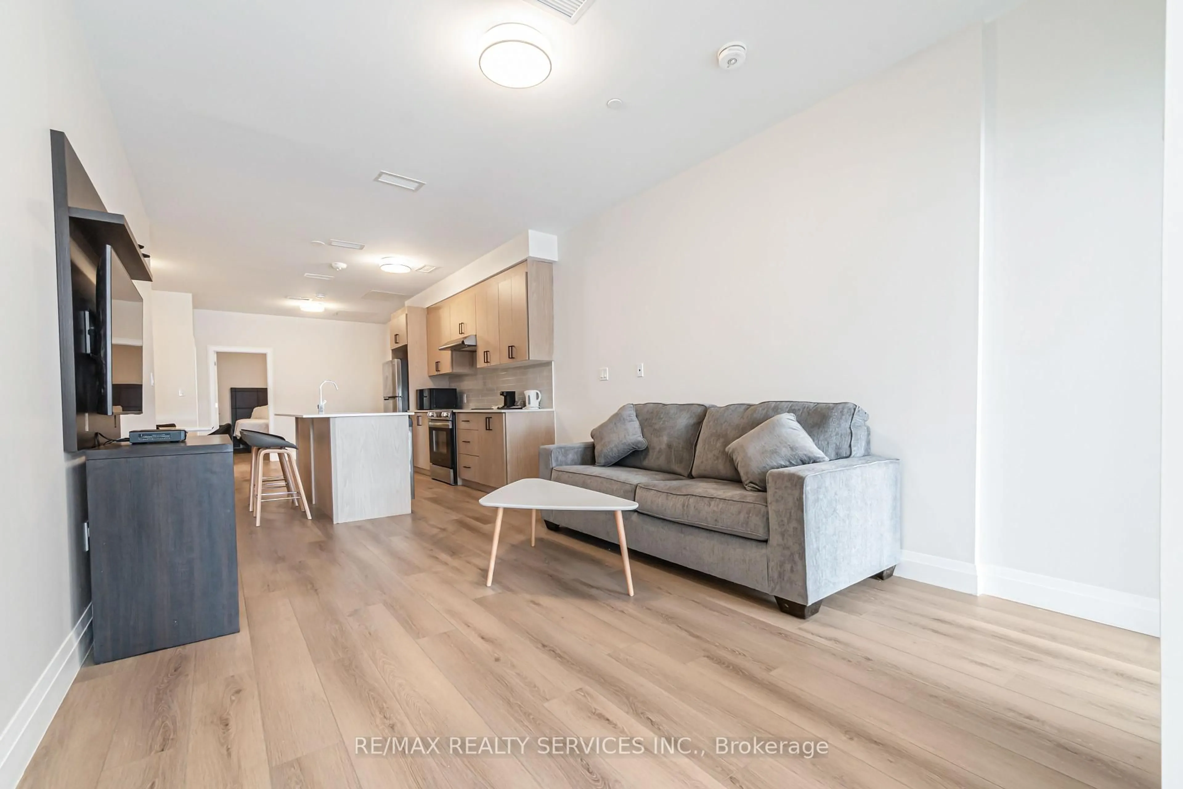 Living room with furniture, wood/laminate floor for 30 DEAN PARK Rd ##5, Toronto Ontario M1B 3H1