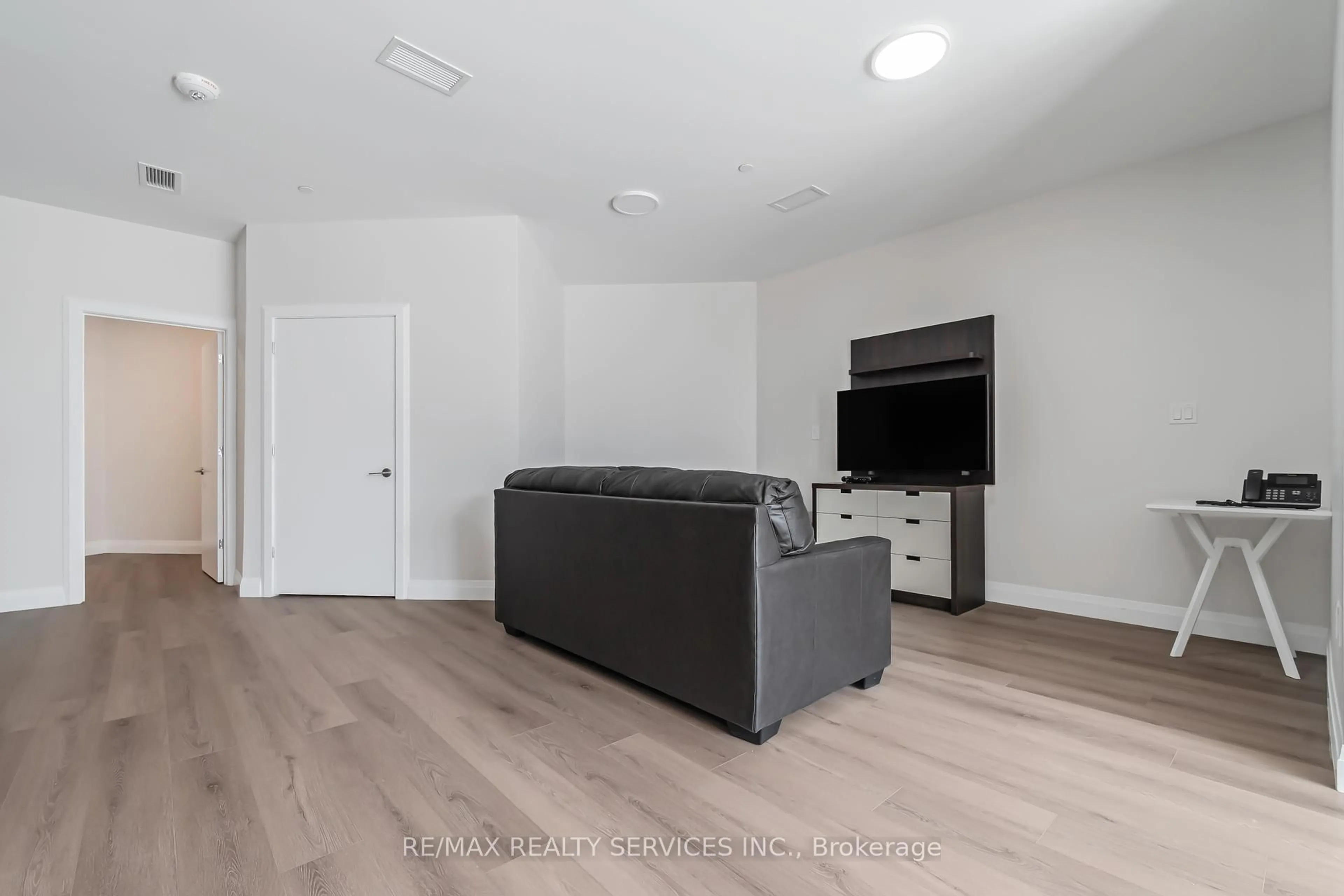 Living room with furniture, wood/laminate floor for 30 DEAN PARK Rd ##9, Toronto Ontario M1B 3H1