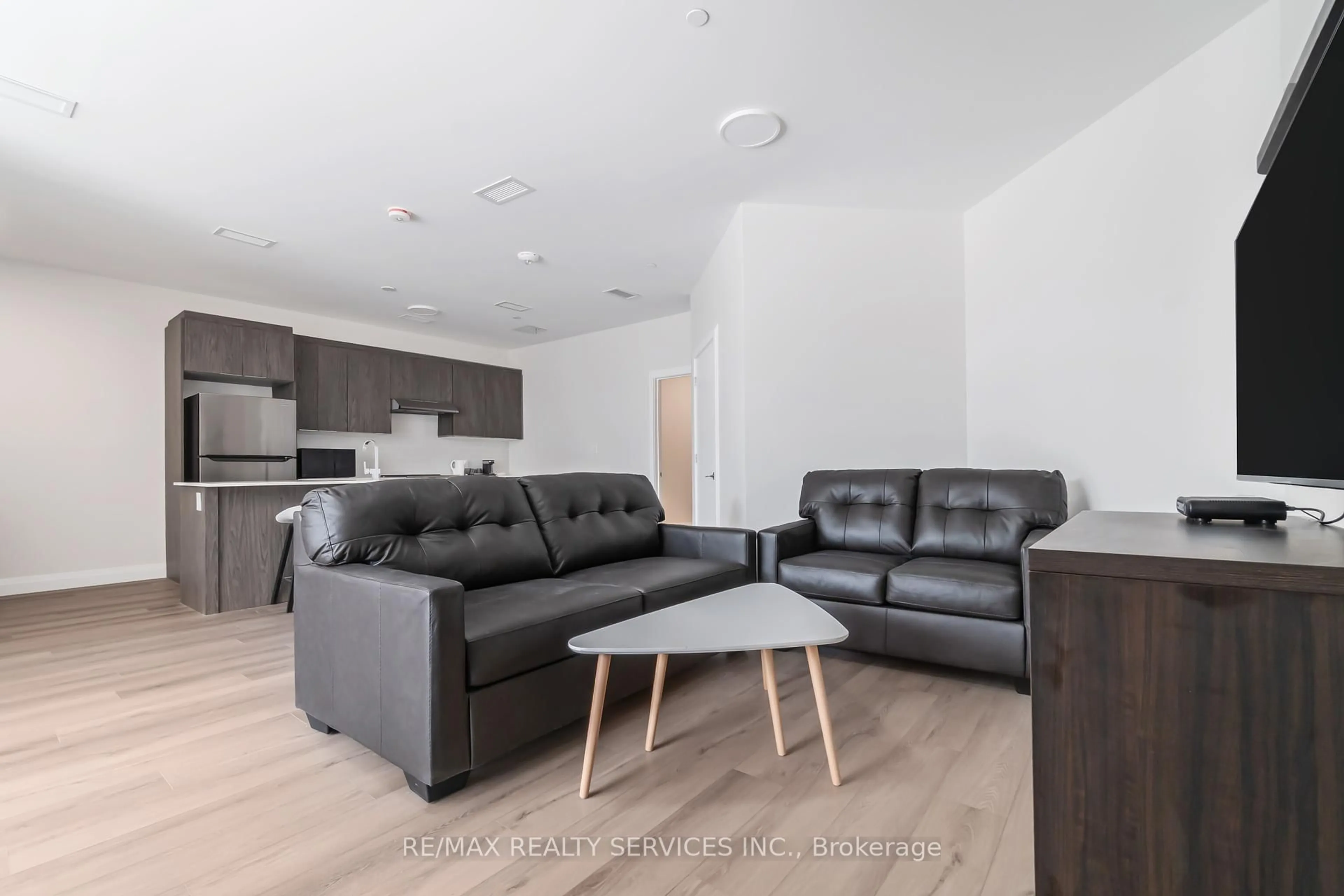 Living room with furniture, wood/laminate floor for 30 DEAN PARK Rd ##9, Toronto Ontario M1B 3H1