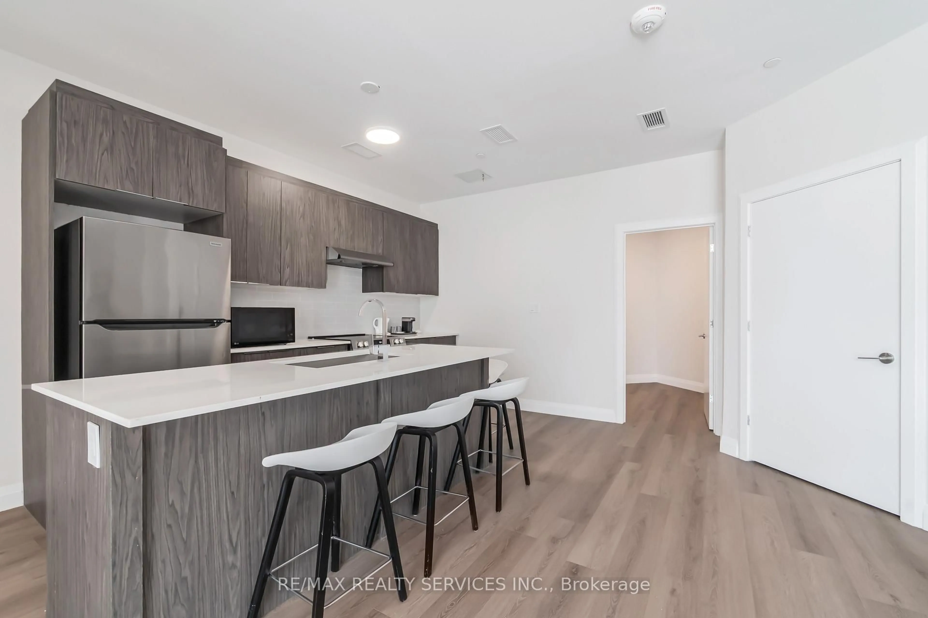 Open concept kitchen, wood/laminate floor for 30 DEAN PARK Rd ##9, Toronto Ontario M1B 3H1