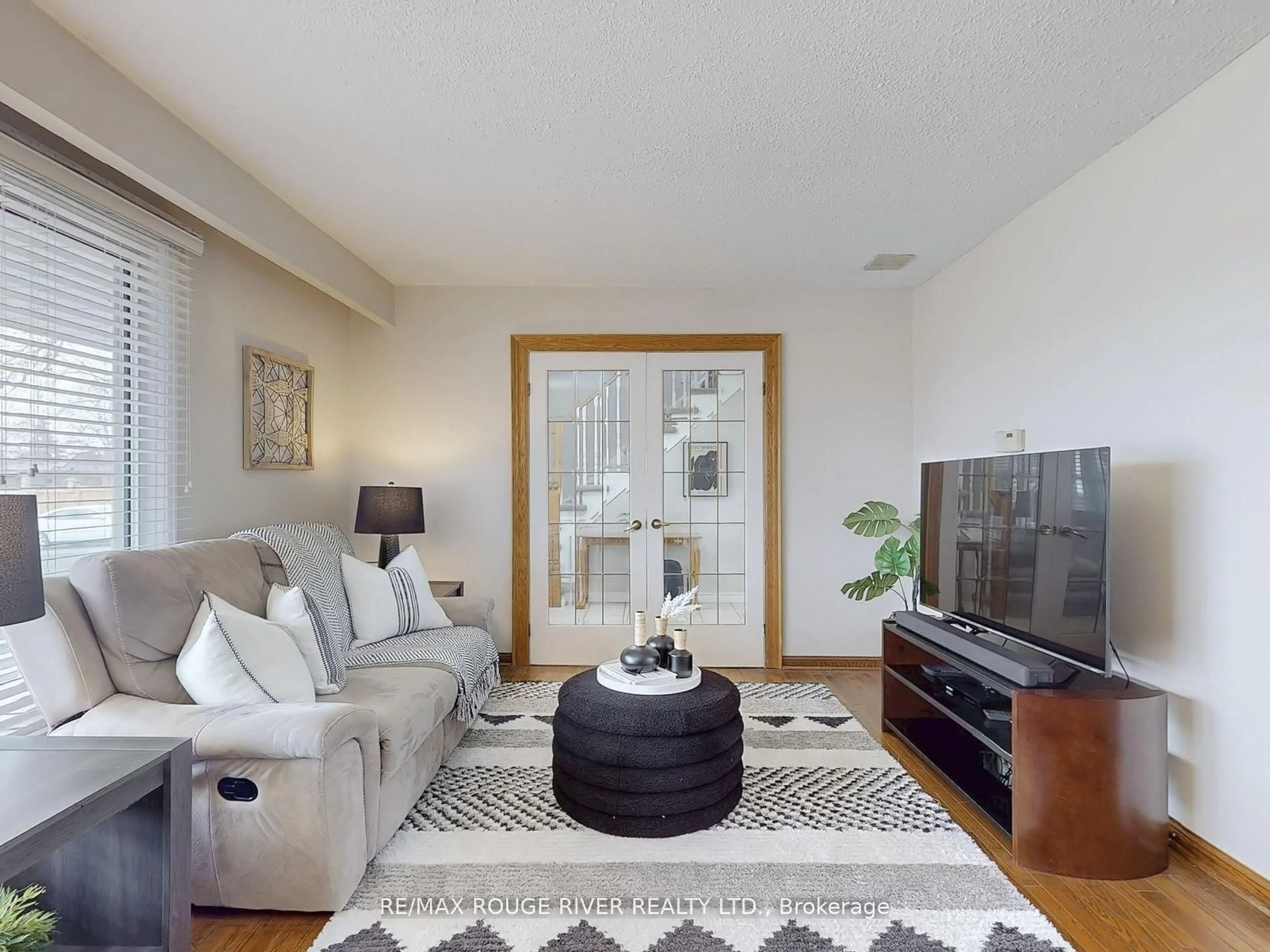 Living room with furniture, unknown for 936 Cecylia Crt, Pickering Ontario L1W 2Y1
