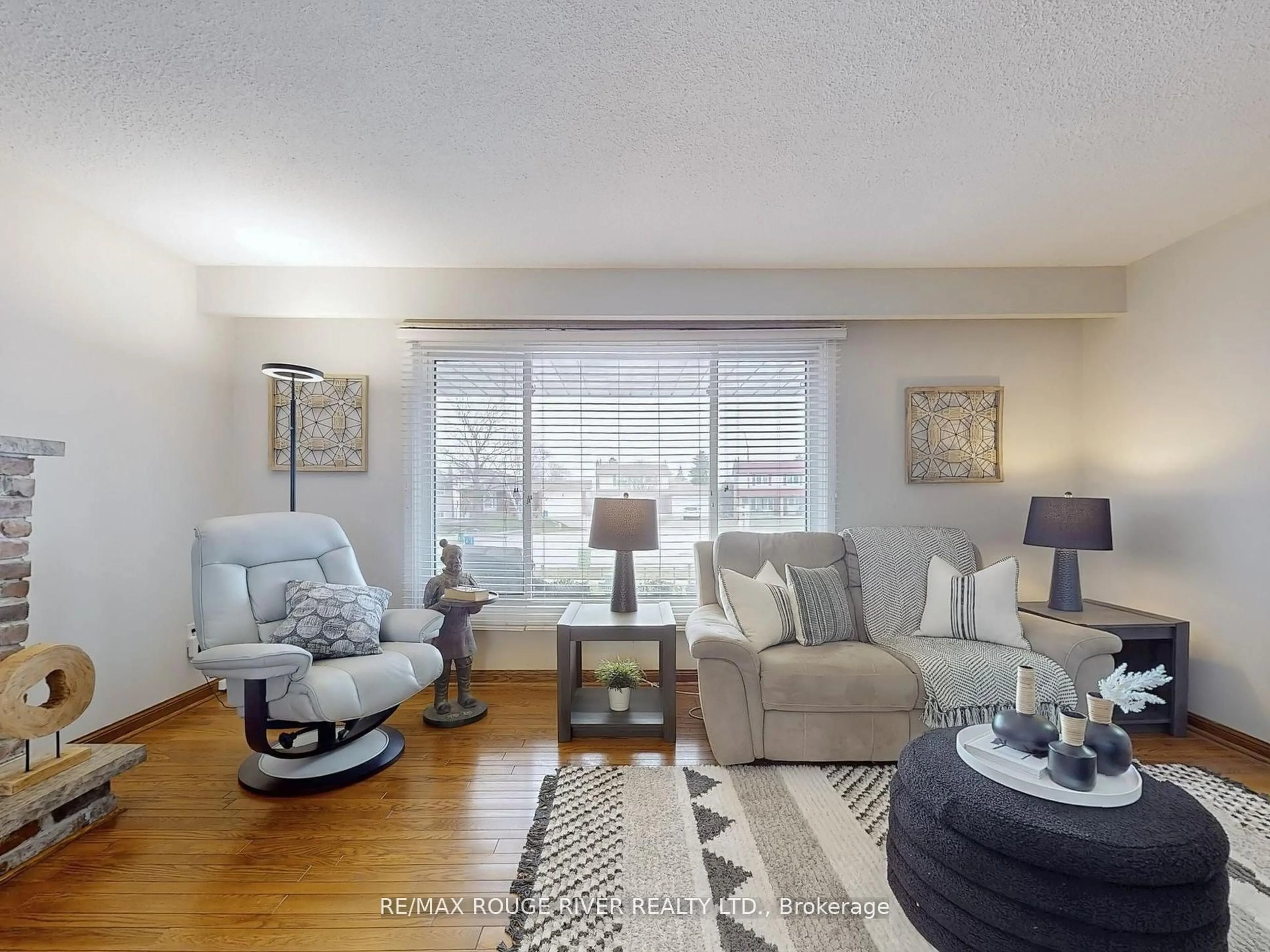 Living room with furniture, unknown for 936 Cecylia Crt, Pickering Ontario L1W 2Y1