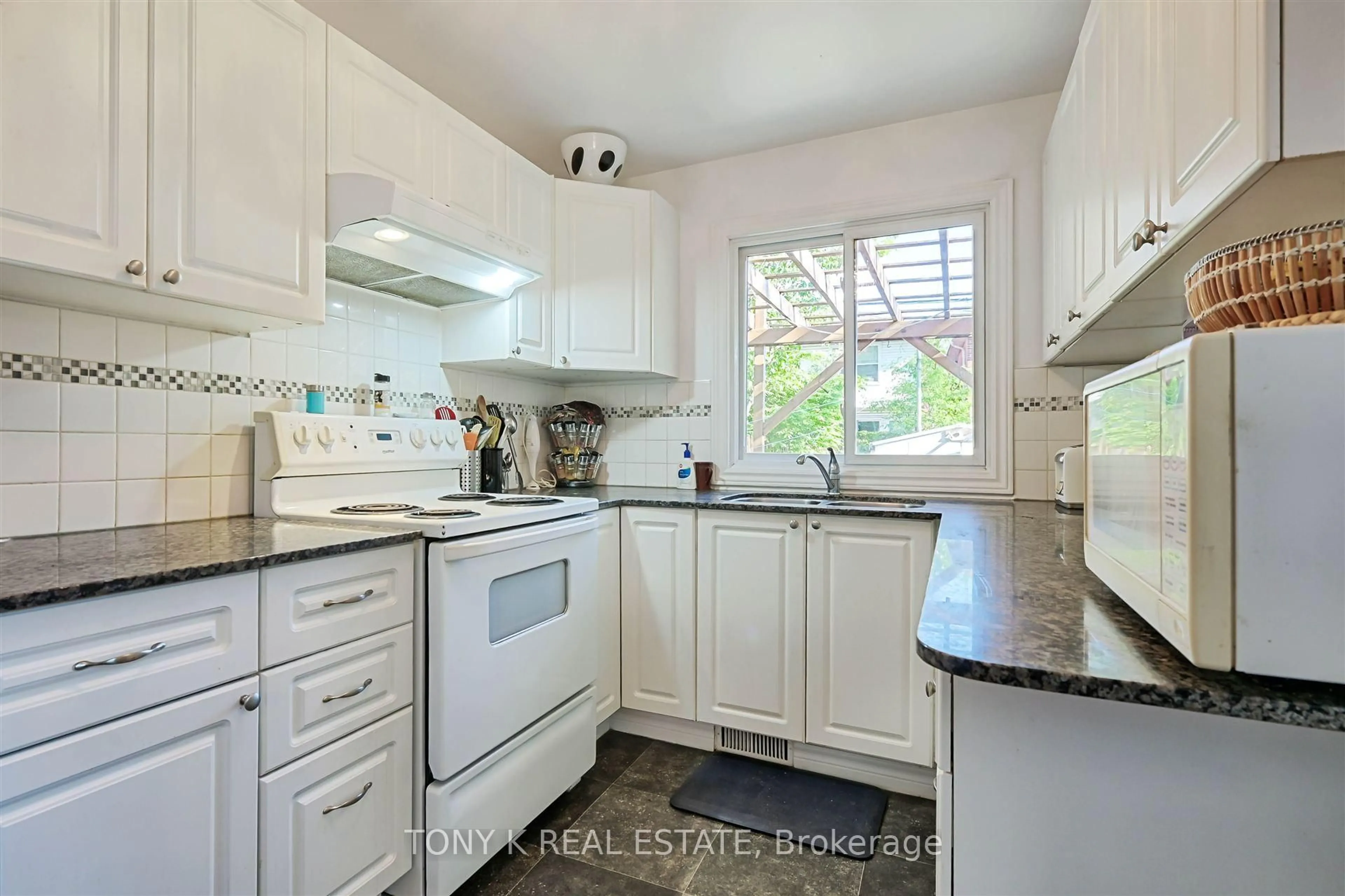 Standard kitchen, unknown for 170 Virginia Ave, Toronto Ontario M4C 2T4