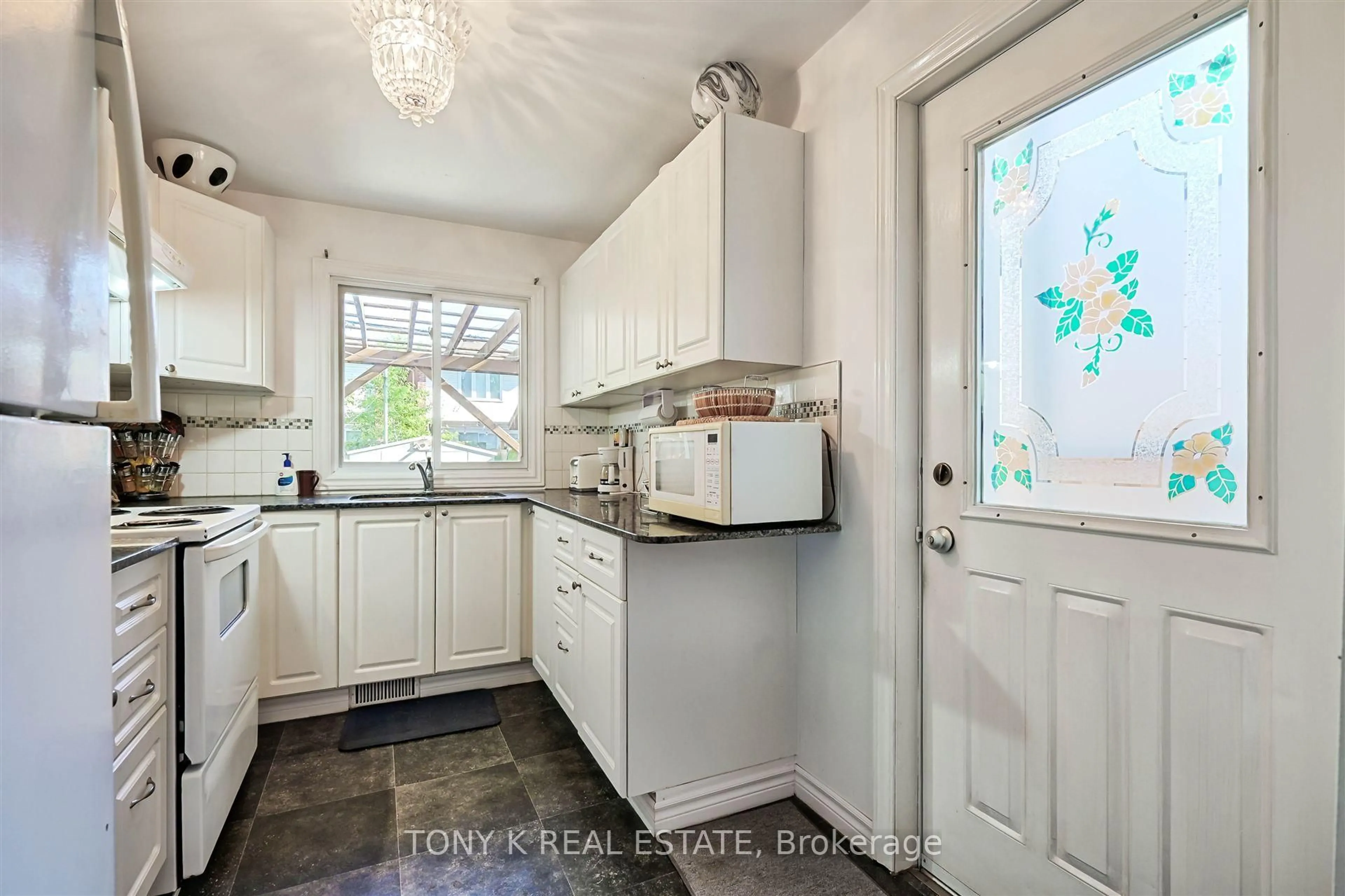 Standard kitchen, ceramic/tile floor for 170 Virginia Ave, Toronto Ontario M4C 2T4