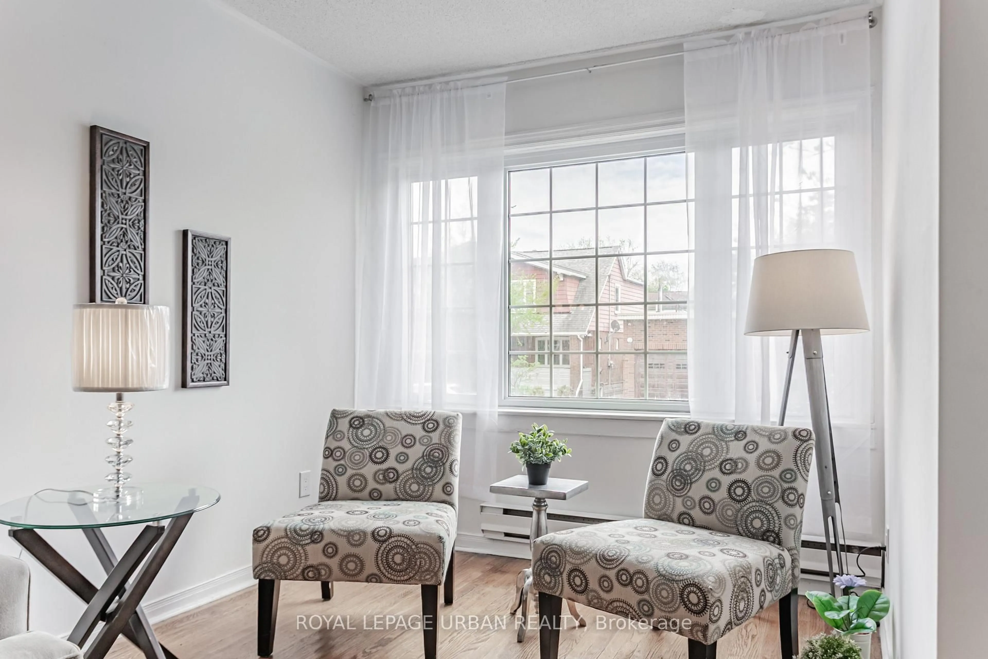 Living room with furniture, unknown for 144 Aldwych Ave, Toronto Ontario M4J 1X6