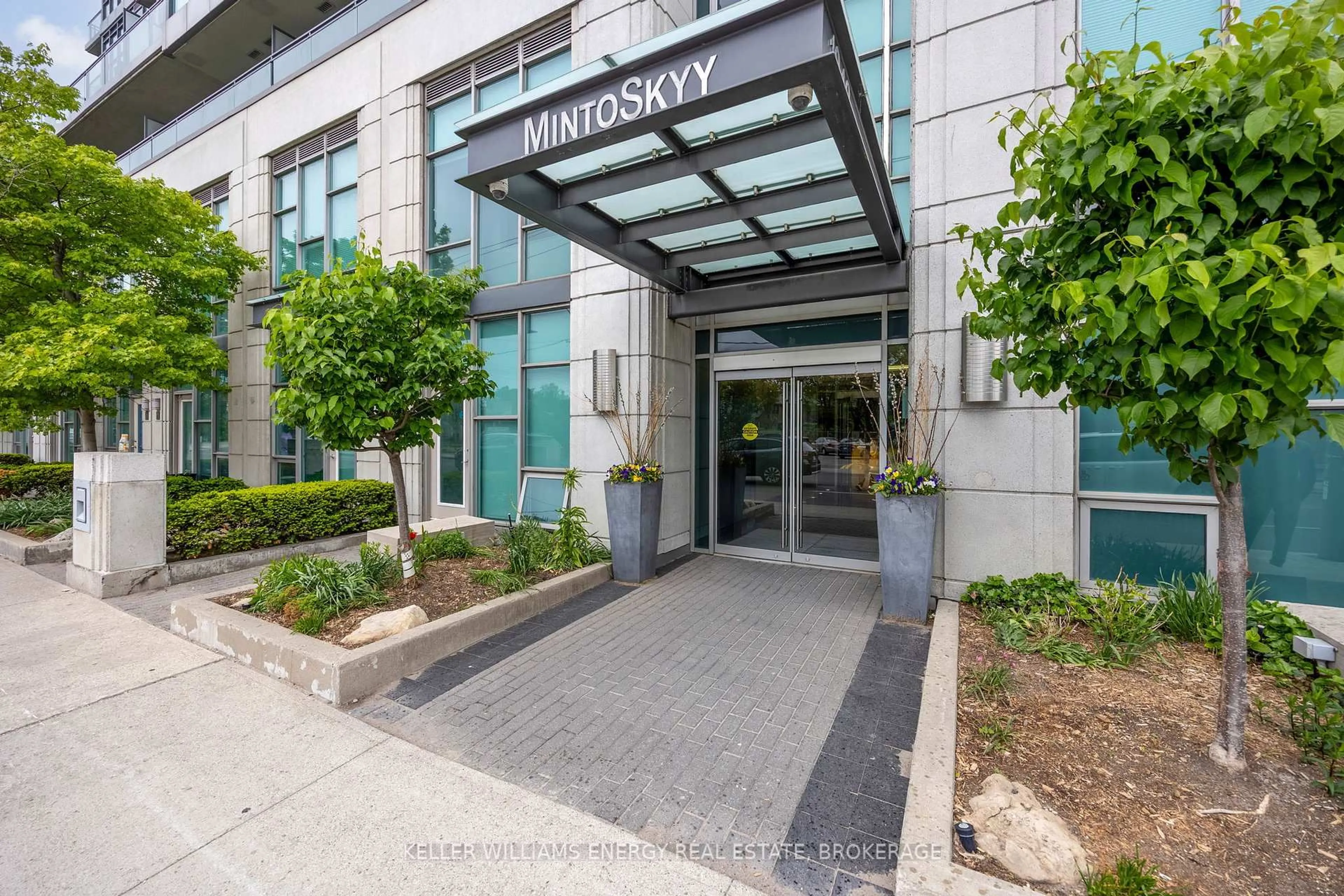 Indoor entryway for 1048 Broadview Ave #1008, Toronto Ontario M4K 2B8
