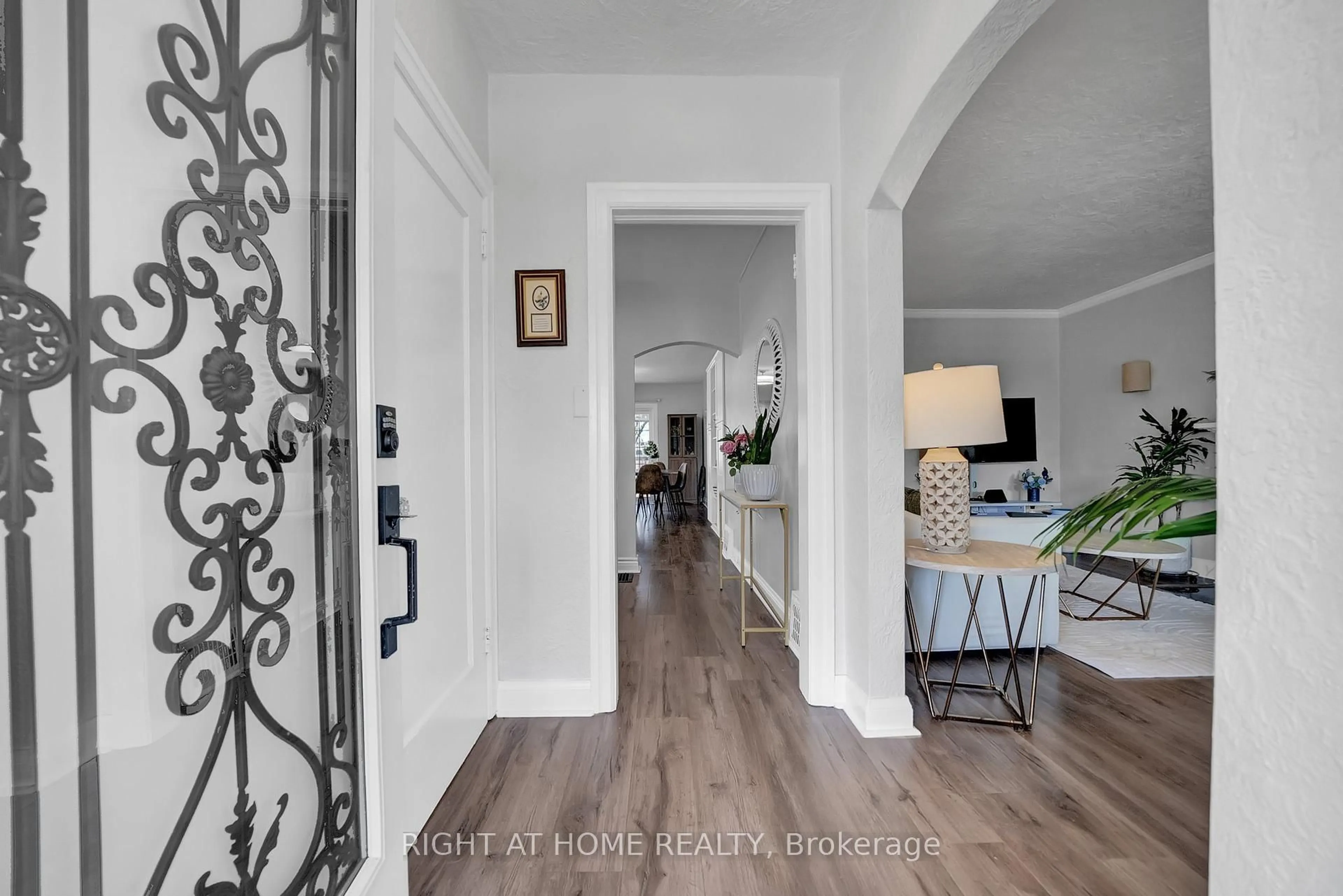 Indoor entryway for 244 Oshawa Blvd, Oshawa Ontario L1G 5S9