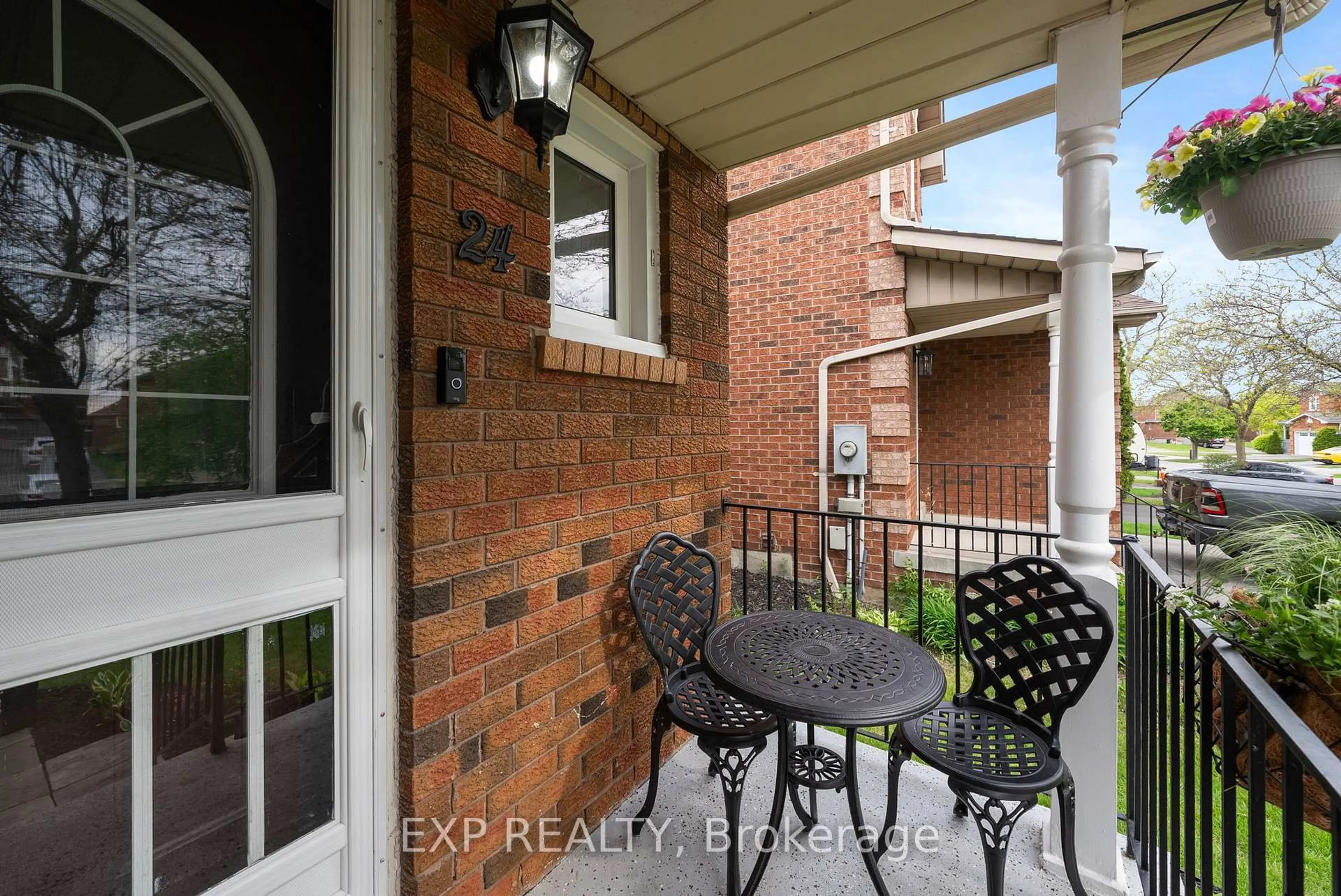 Indoor entryway for 24 Glenmore Dr, Whitby Ontario L1N 9J3