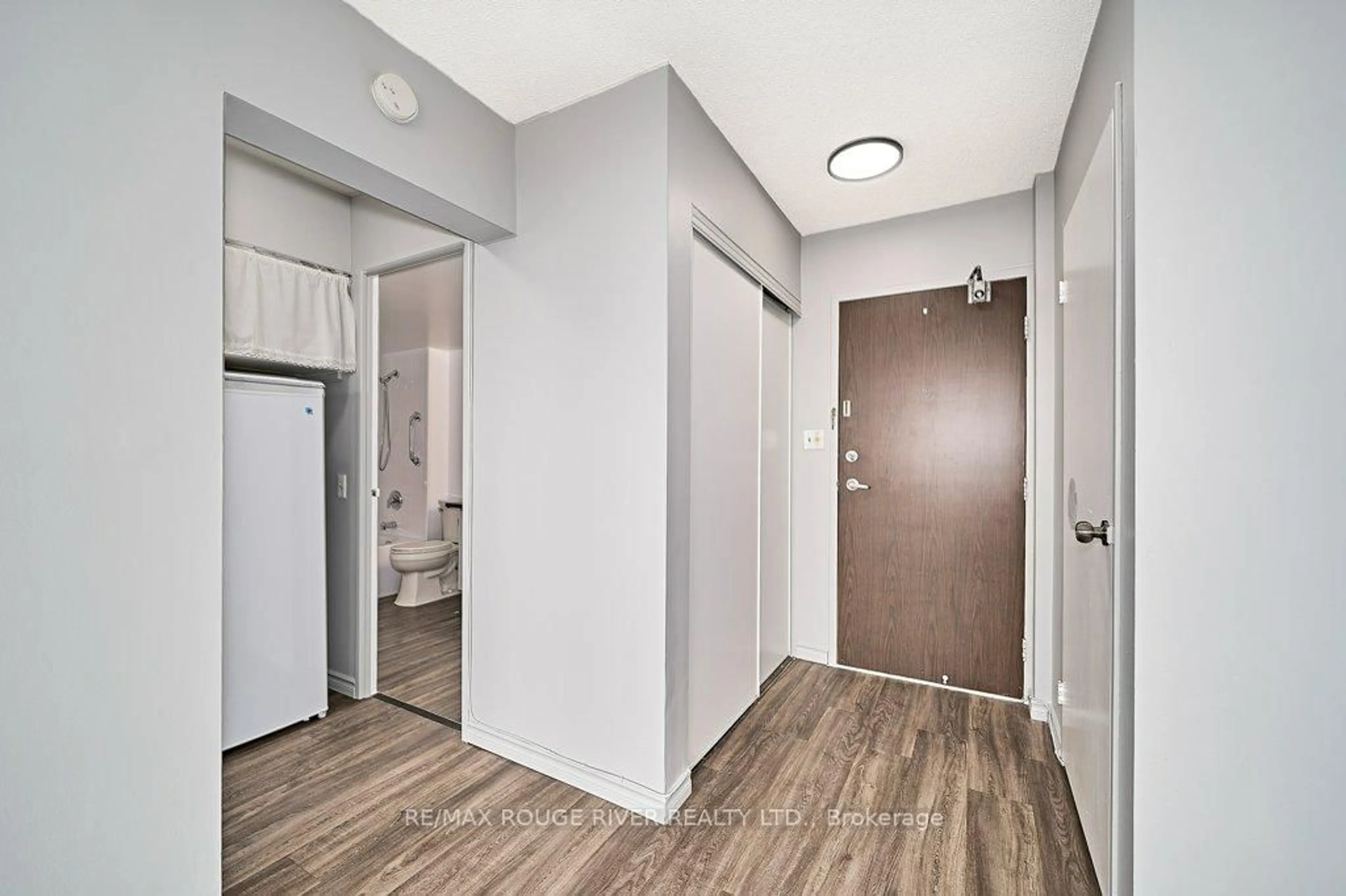Indoor entryway for 50 Richmond St #525, Oshawa Ontario L1G 7C7