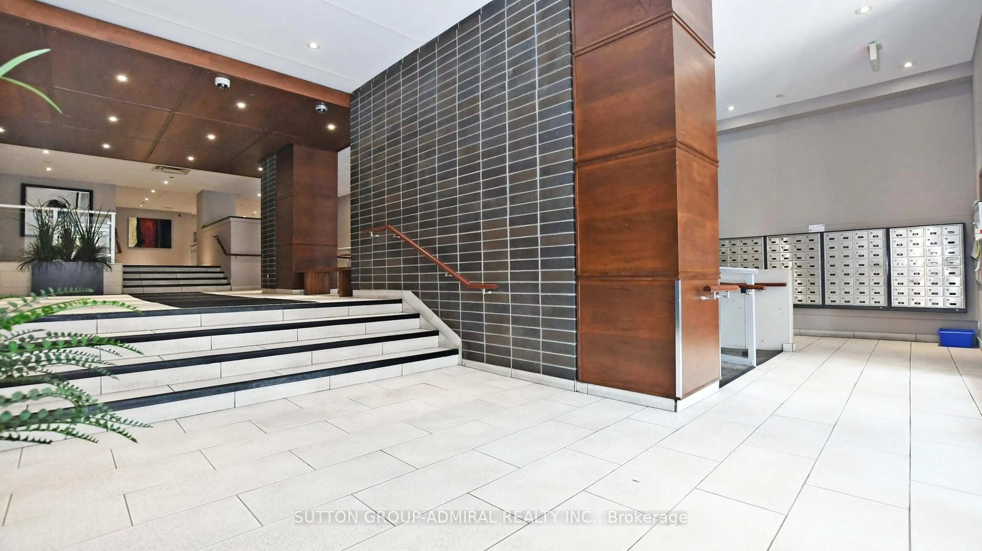 Indoor foyer for 44 Bond St #306, Oshawa Ontario L1G 6R2