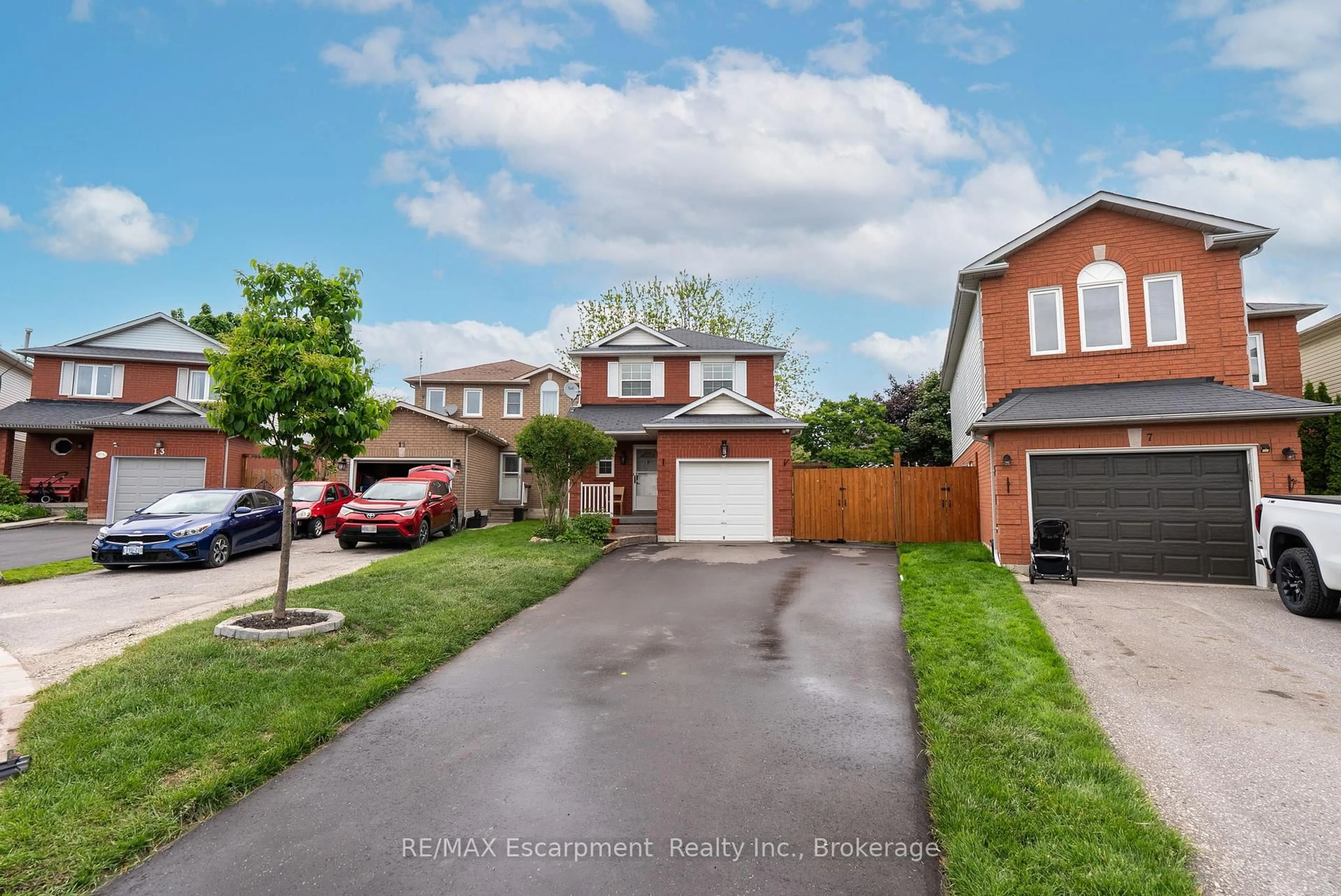 A pic from outside/outdoor area/front of a property/back of a property/a pic from drone, street for 9 Barker Crt, Clarington Ontario L1C 4M1