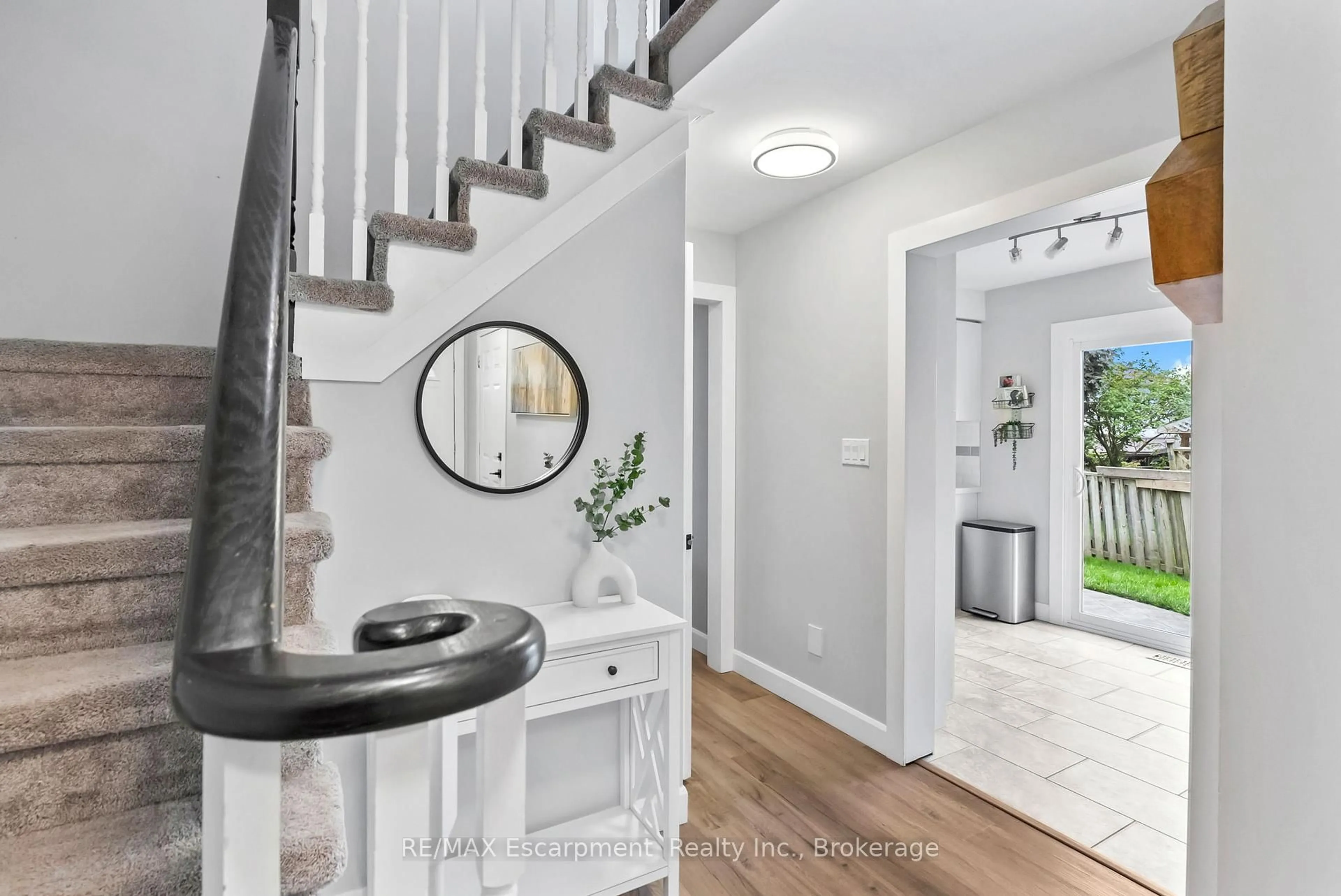 Indoor entryway for 9 Barker Crt, Clarington Ontario L1C 4M1